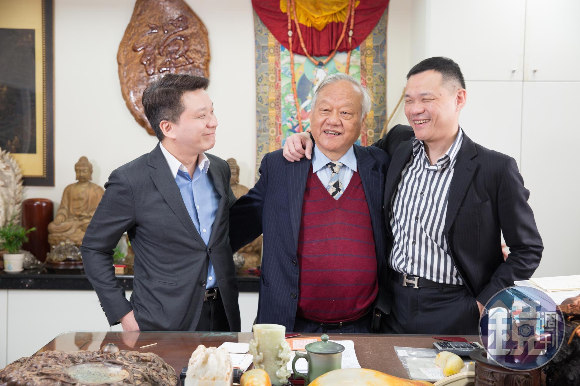 尤淳平（右）與尤淳永（左）兄弟感情甚篤，在父親尤利春（中）安排下，分別負責集團旗下的紡織代銷與環保泡棉。