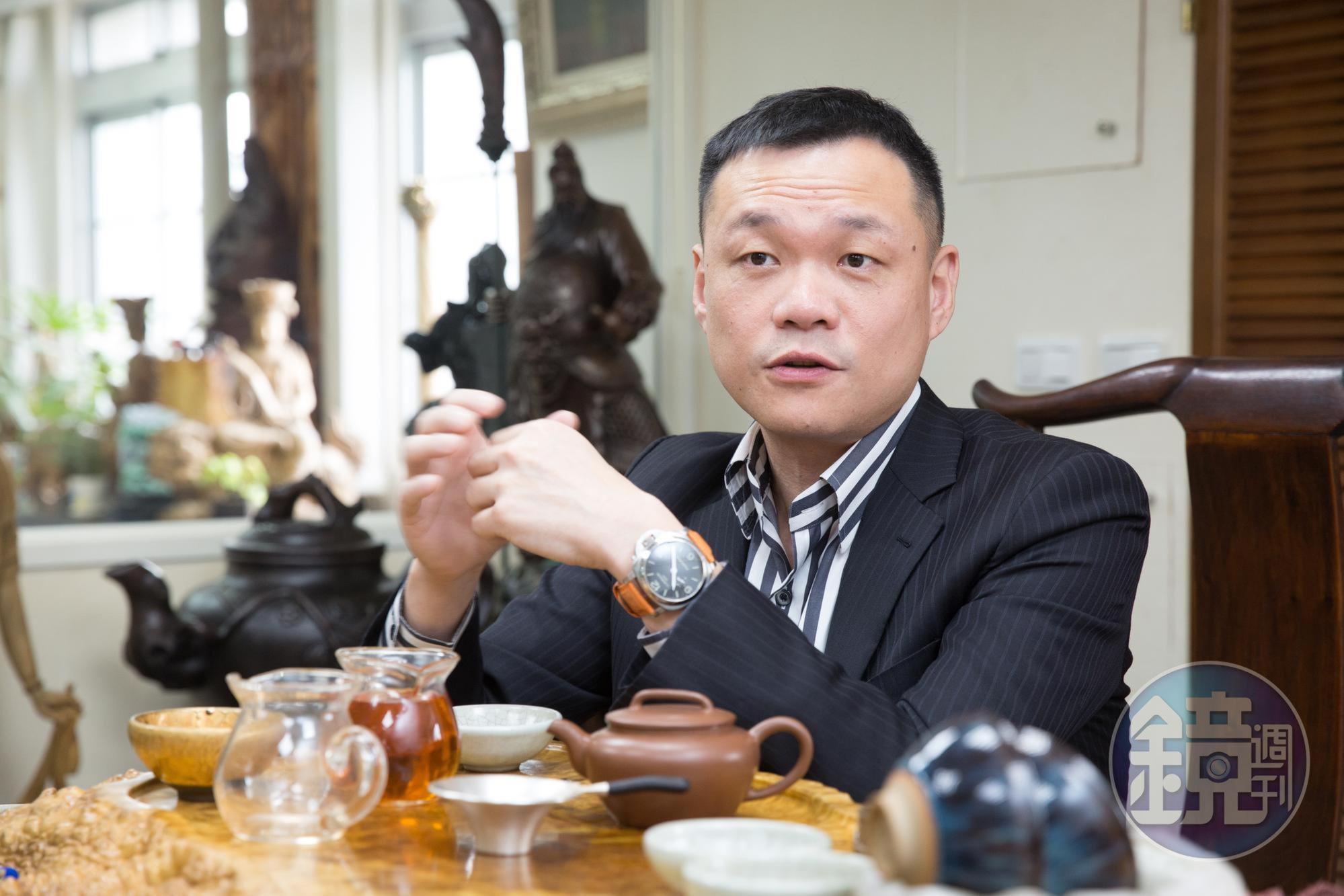 尤淳平（右）與尤淳永（左）兄弟感情甚篤，在父親尤利春（中）安排下，分別負責集團旗下的紡織代銷與環保泡棉。