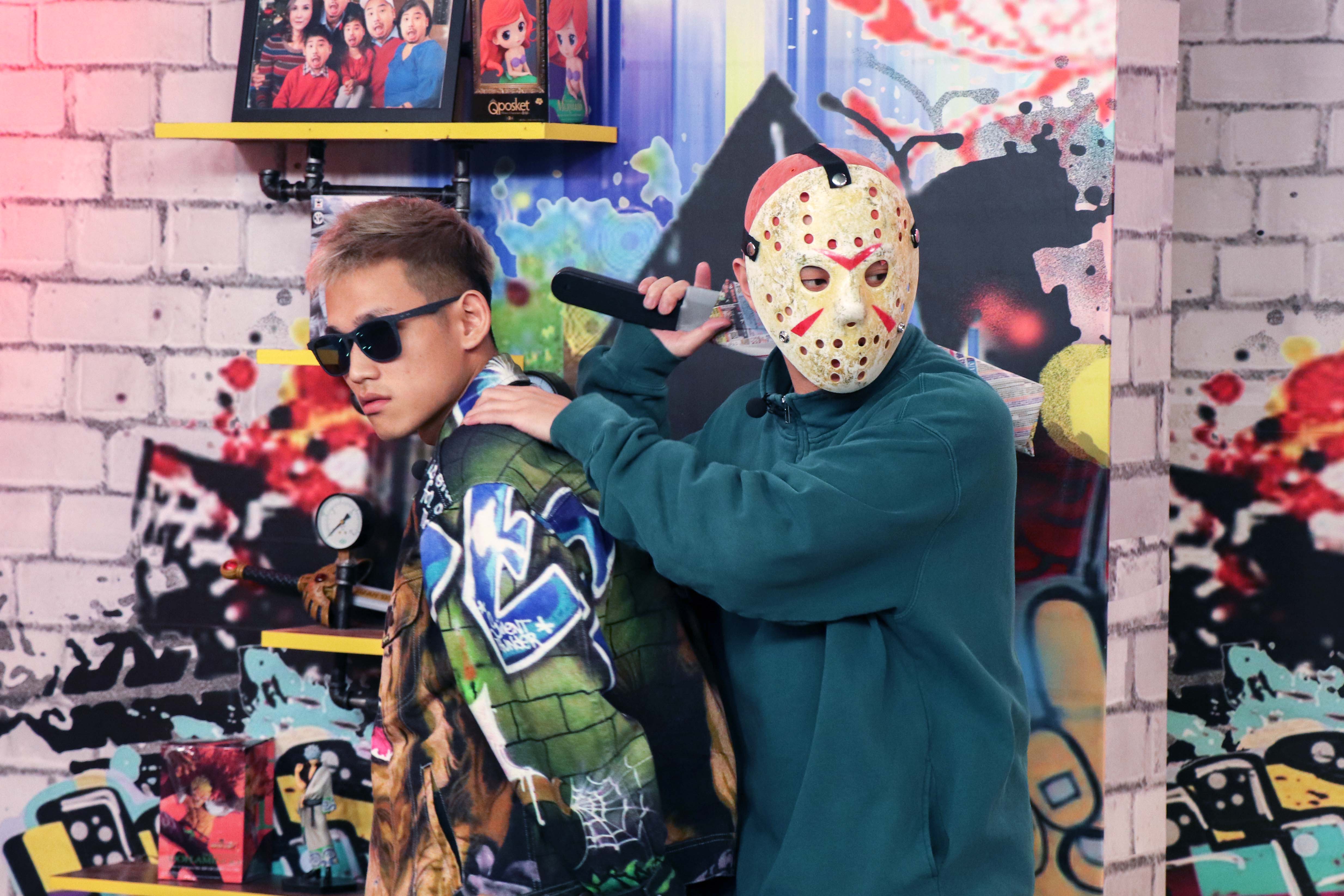 草屯囝仔成員樞育（右）在《Game什麼東西》演出殺人魔，追殺阿倉（左）。（狼谷競技台）