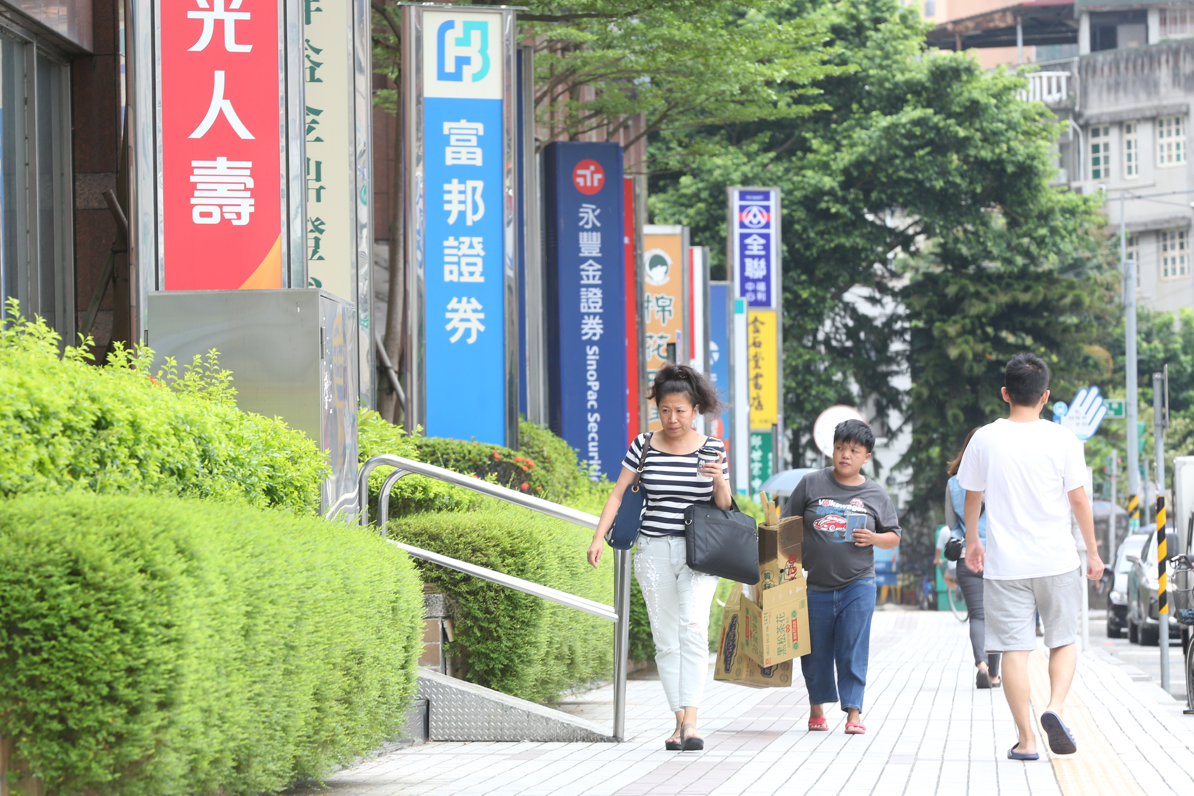 丁彥鈞改良皮氏分數篩選價值股，留意得分65分以上的金融股。