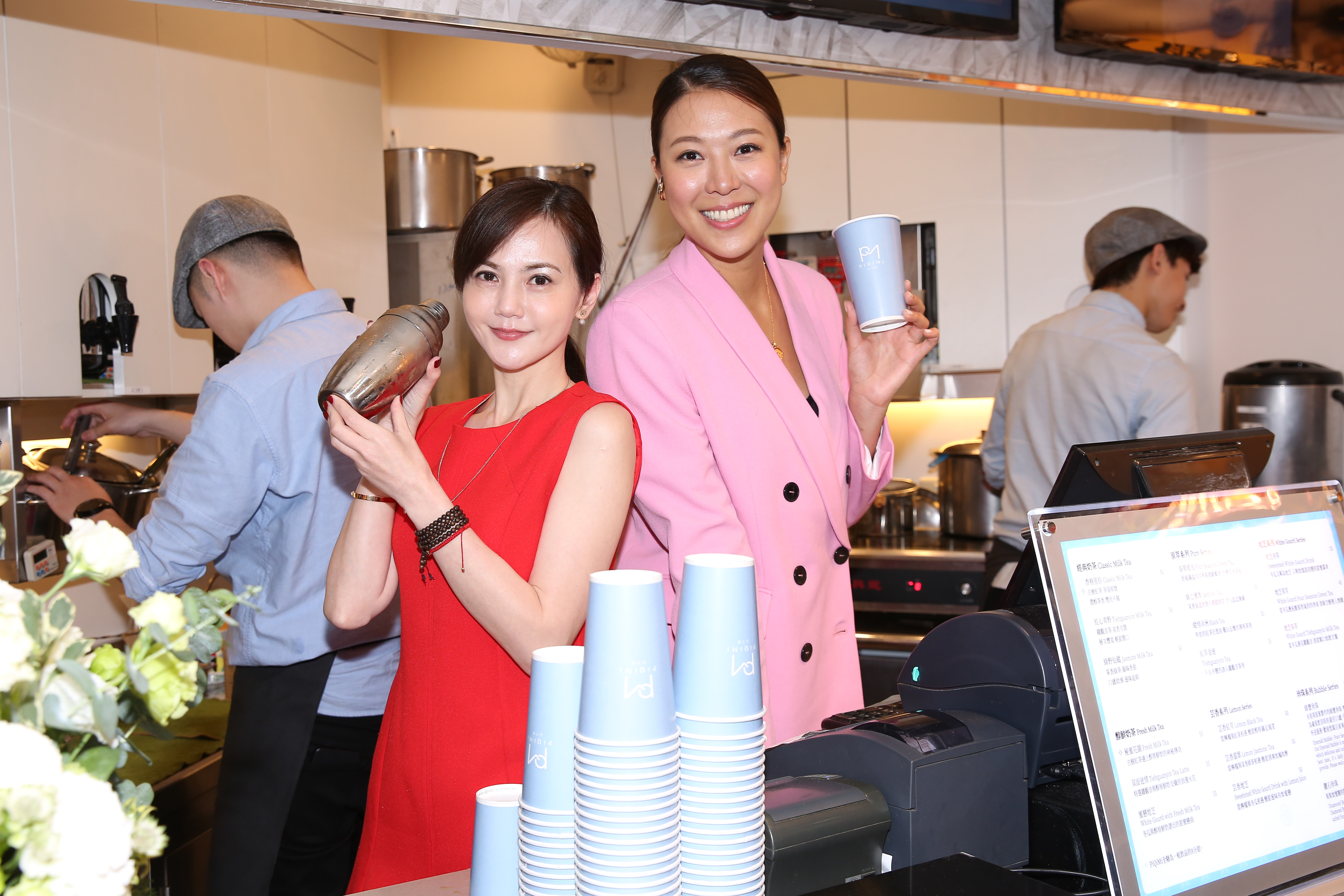 簡沛恩現身西門町宣傳自創手搖品牌「PiQiMi必可蜜」，好友林又立特地站台。