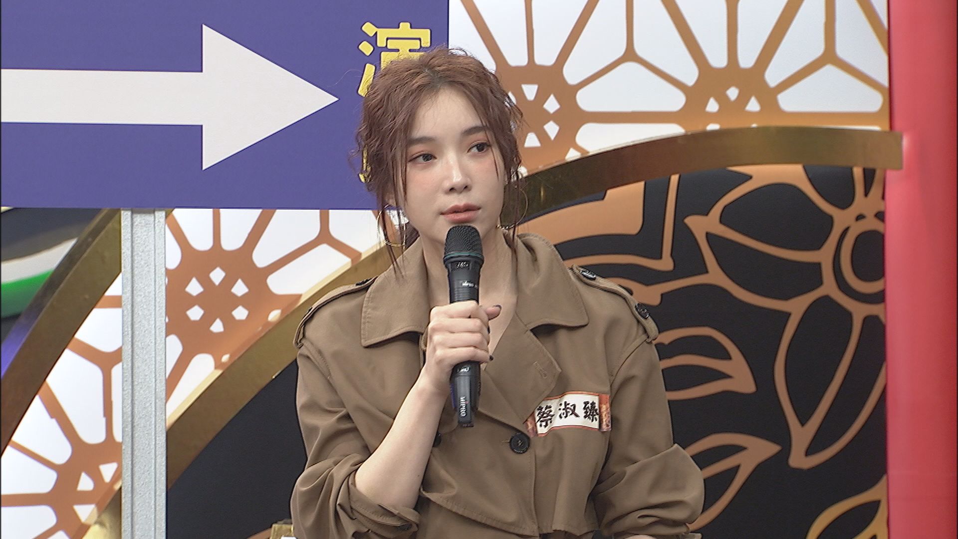 蔡淑臻上中天《麻辣天后傳》暢談從模特兒轉職演員的心得，被主持人利菁逼問感情狀態。（中天提供） 