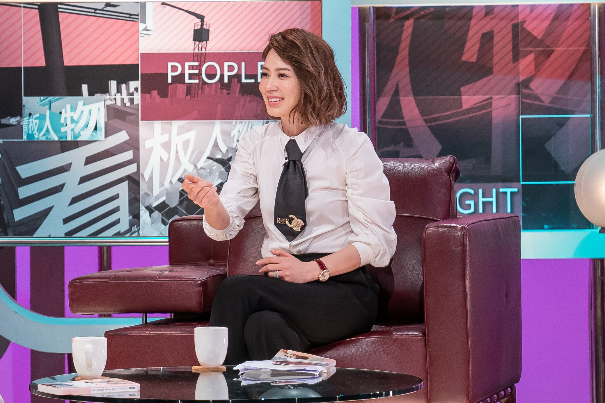 Melody上《TVBS看板人物》分享新書作品。（TVBS提供）