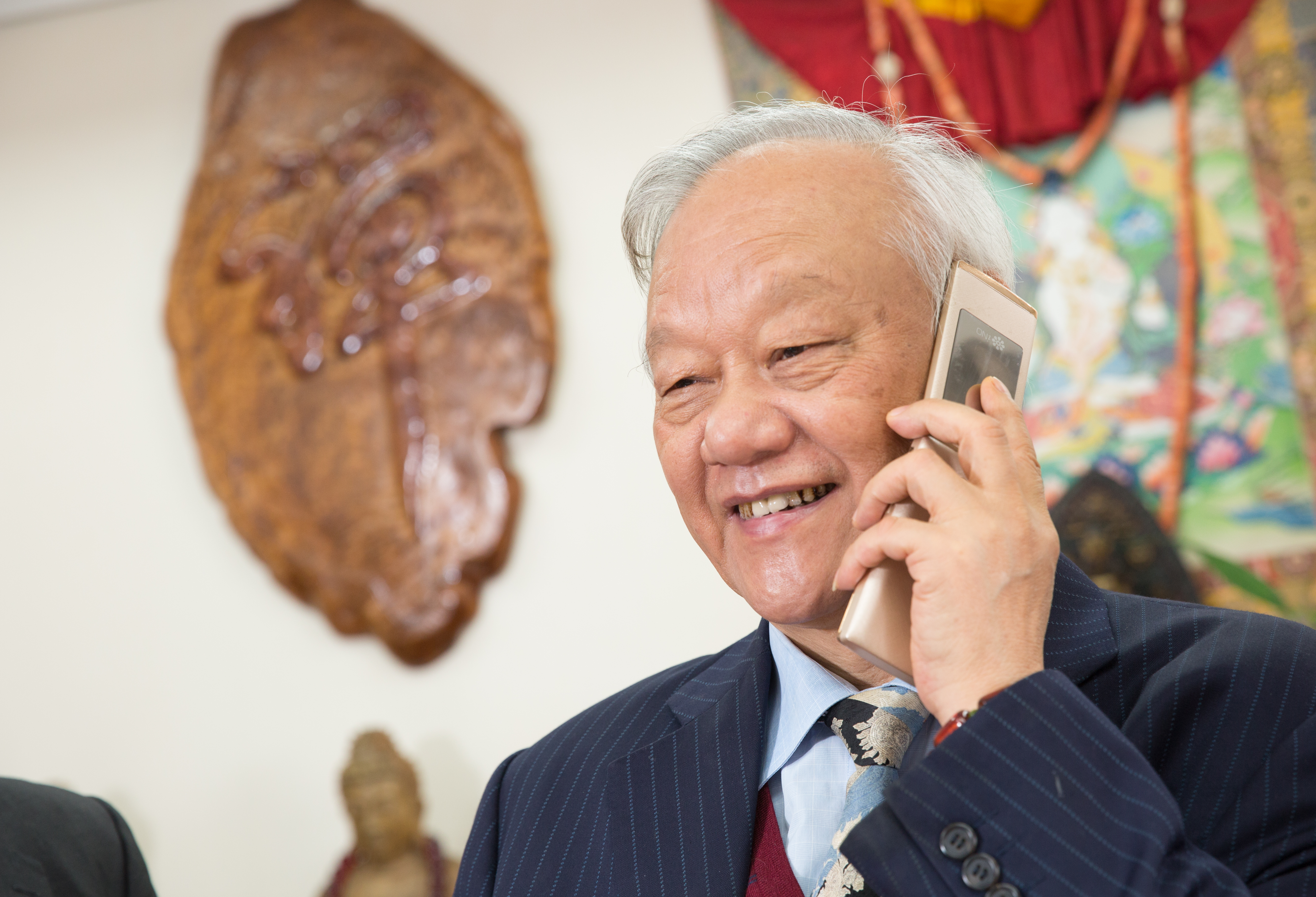 環保主義至上的尤利春連手機都念舊，老舊的掀蓋機已使用3年以上。