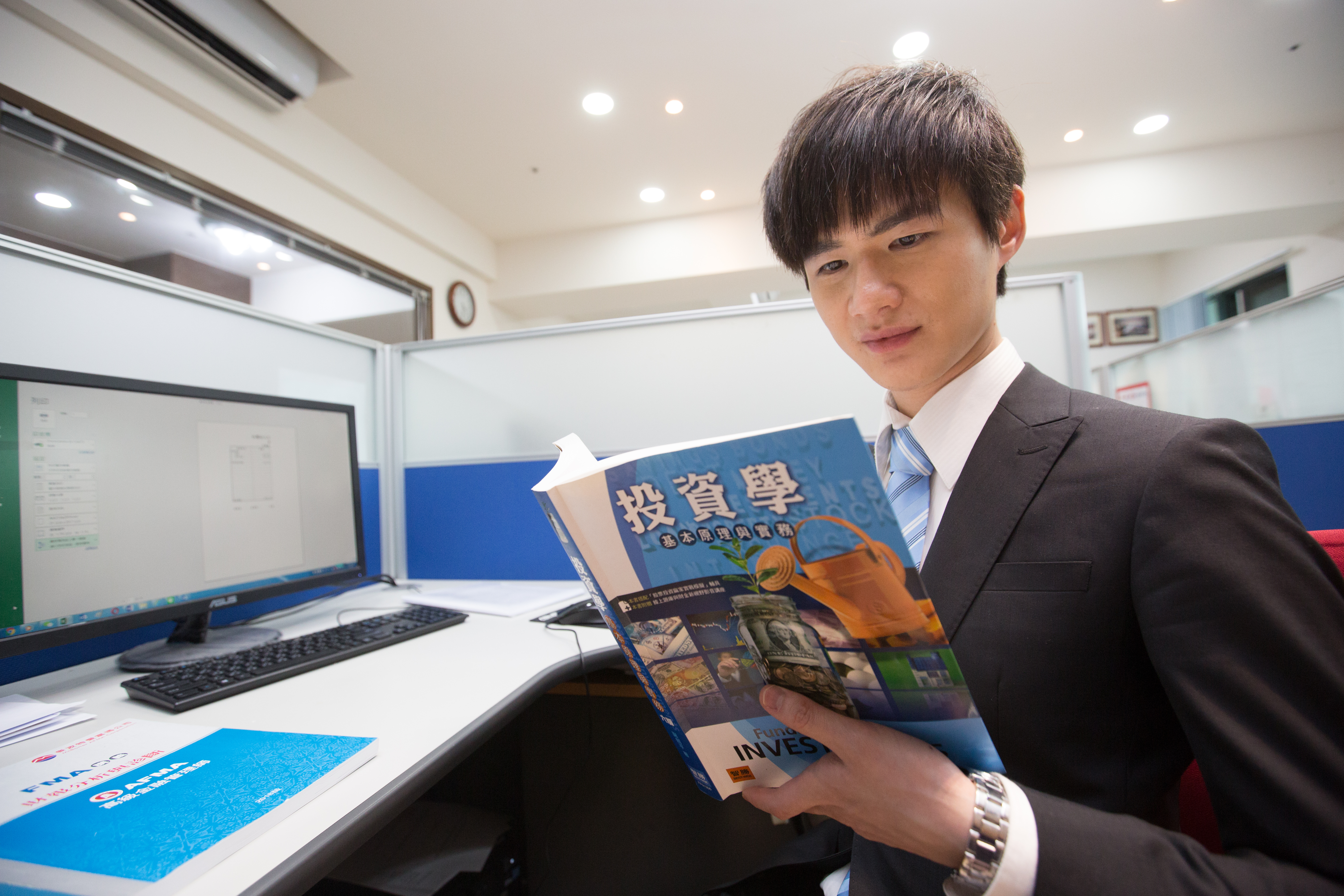 大二修完投資學後，媽媽給了丁彥鈞50萬元進場股市練身手。