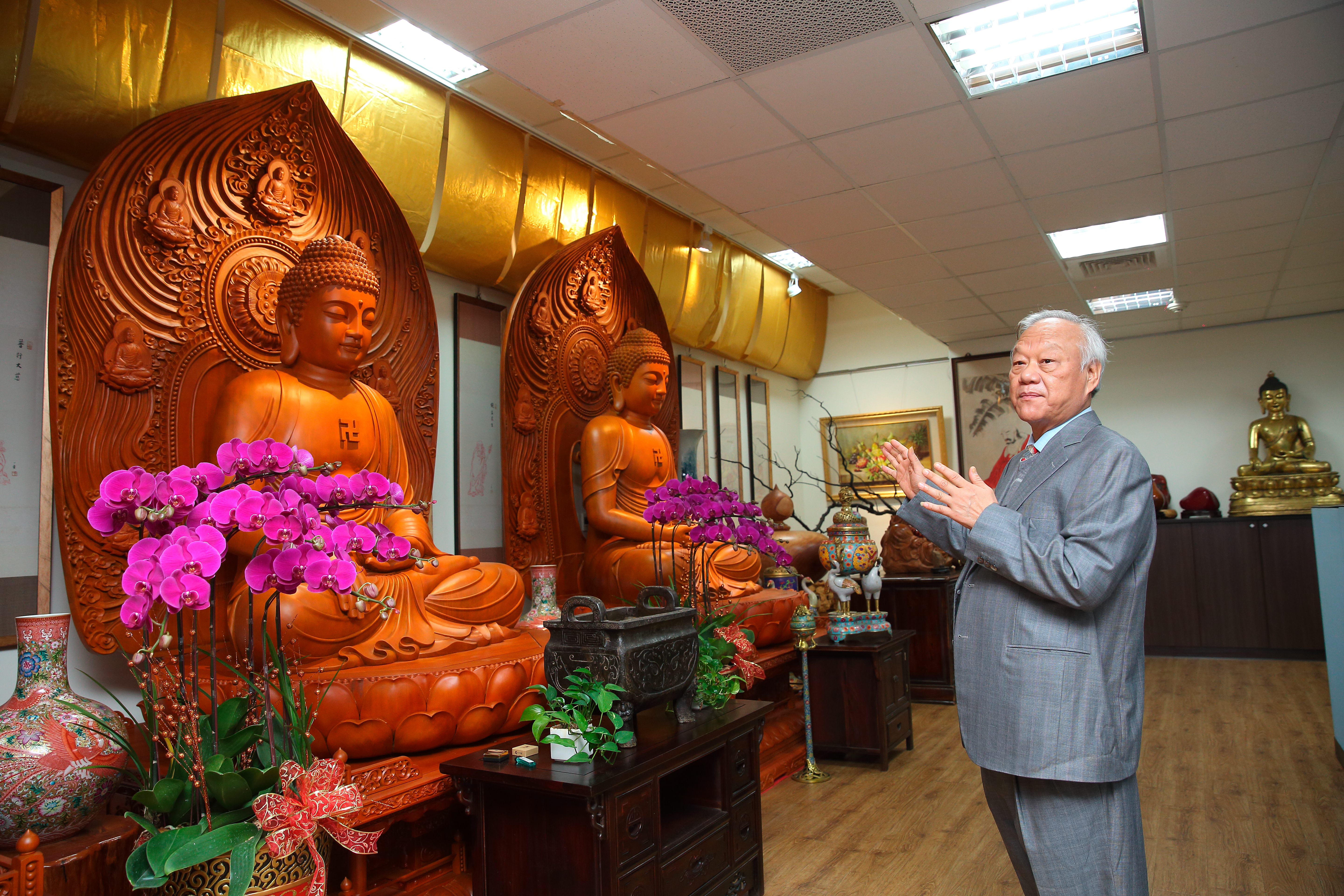 良瑋集團的辦公室內擺滿各種佛像，比起公司，更像佛教文物館。