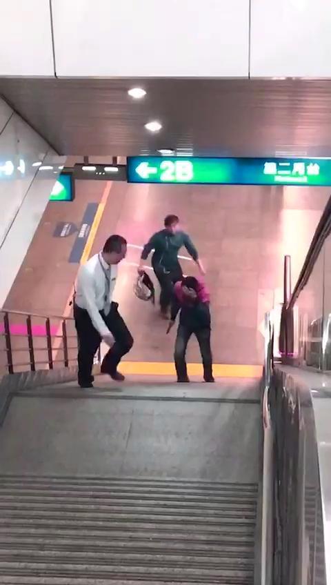 高男松山車站持刀追逐女性,並大喊「我是下一個鄭捷!」。(翻攝畫面)