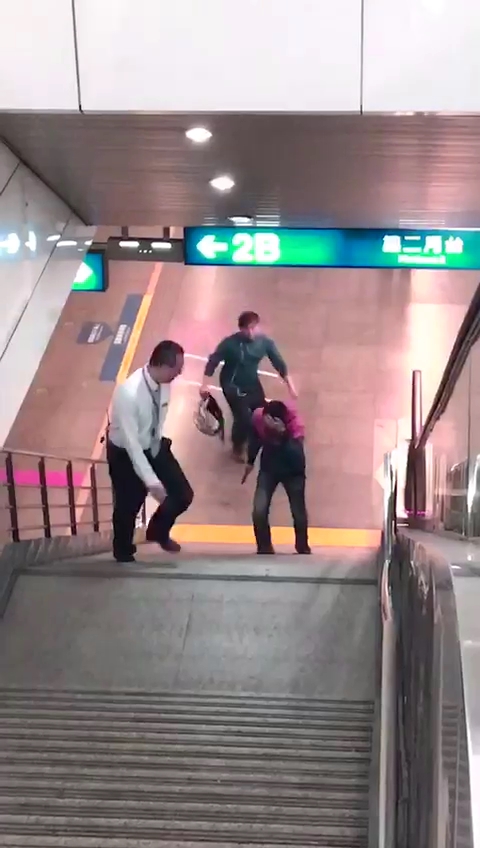 高男松山車站持刀追逐女性,並大喊「我是下一個鄭捷!」。(翻攝畫面)