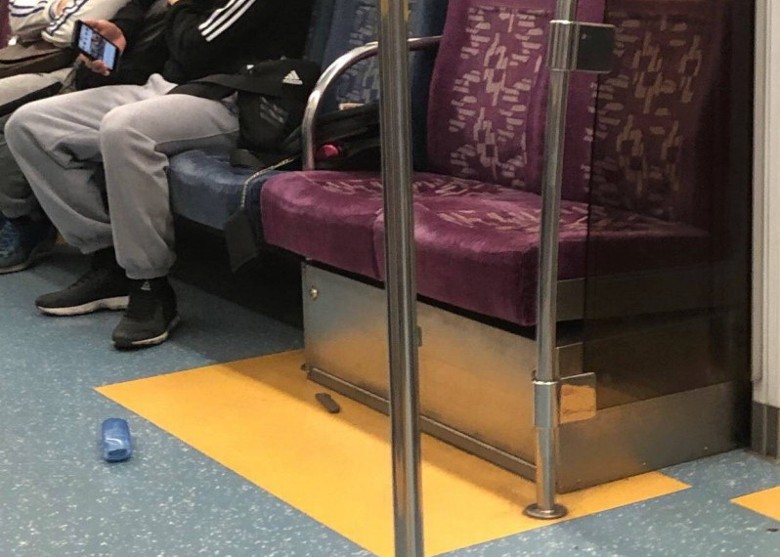 散落列車地上的刀套。(翻攝畫面)