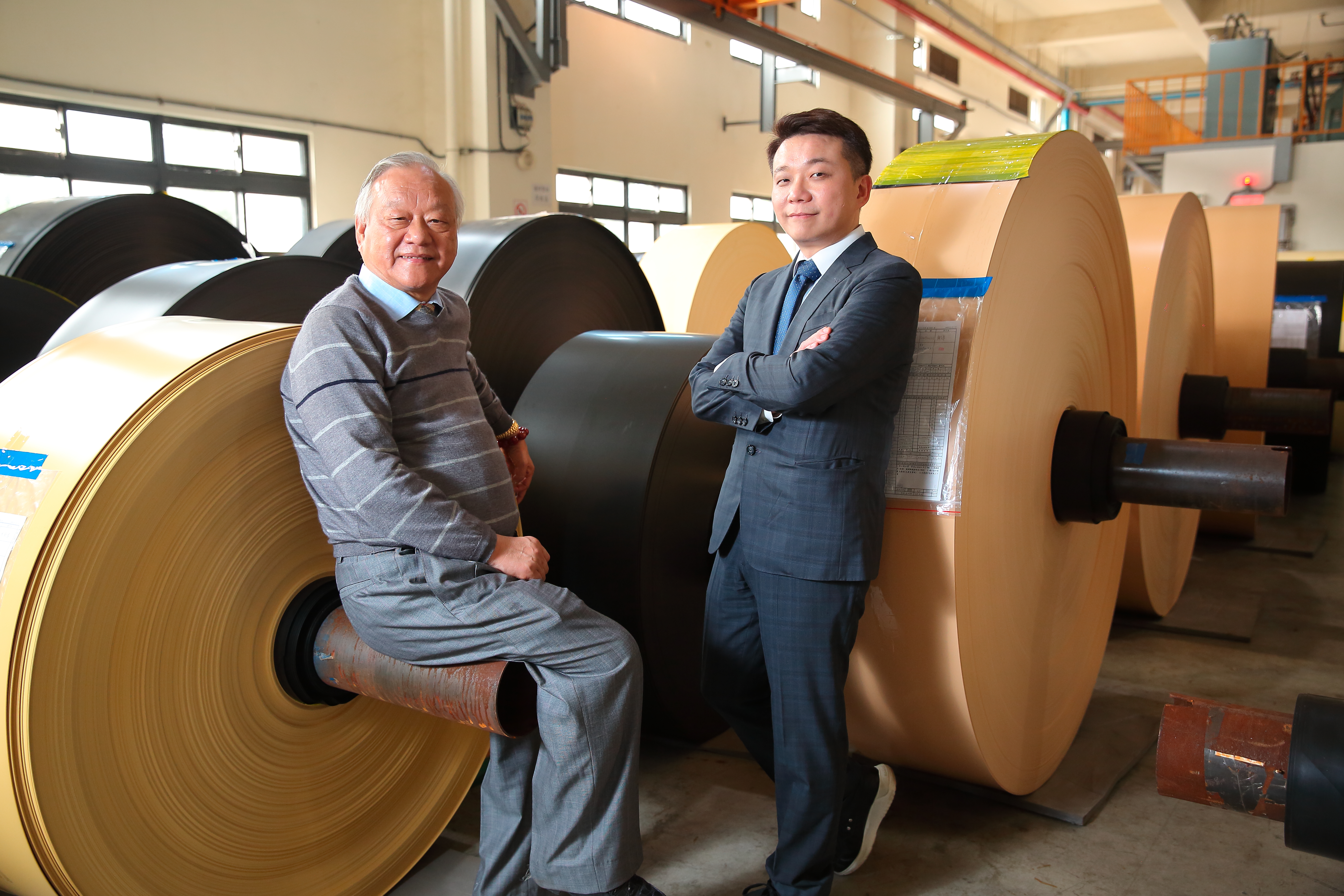 尤利春（左）讓兒子尤淳永（右）負責環保泡棉事業，一研發就花了10年以上。