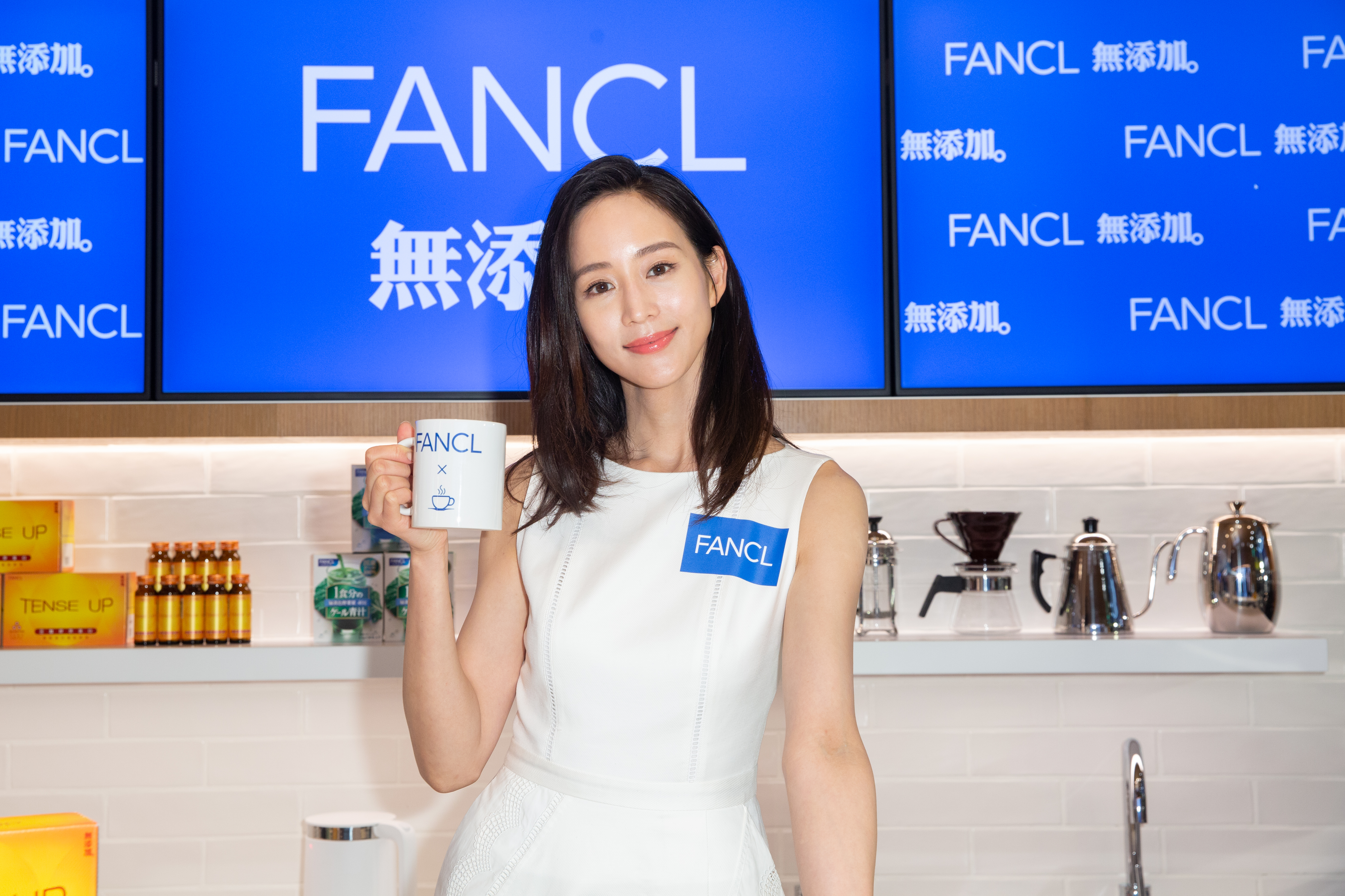 為代言保養品旗艦店站台，張鈞甯善盡代言人責任，努力推銷產品。