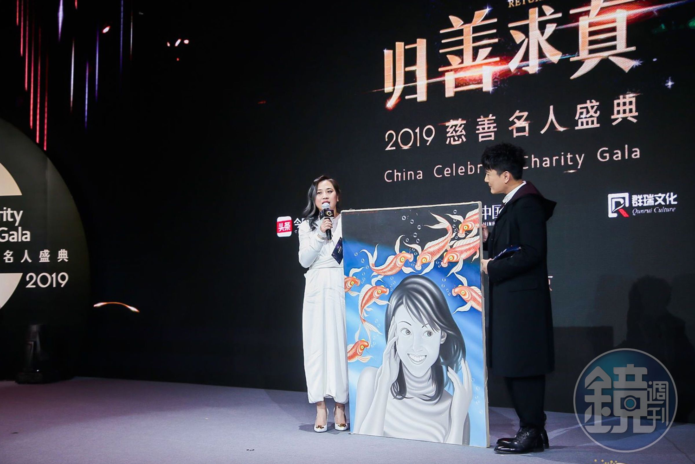 張信哲在典禮中獲贈油畫，讓熱愛藝術的他非常開心。（潮水音樂提供）