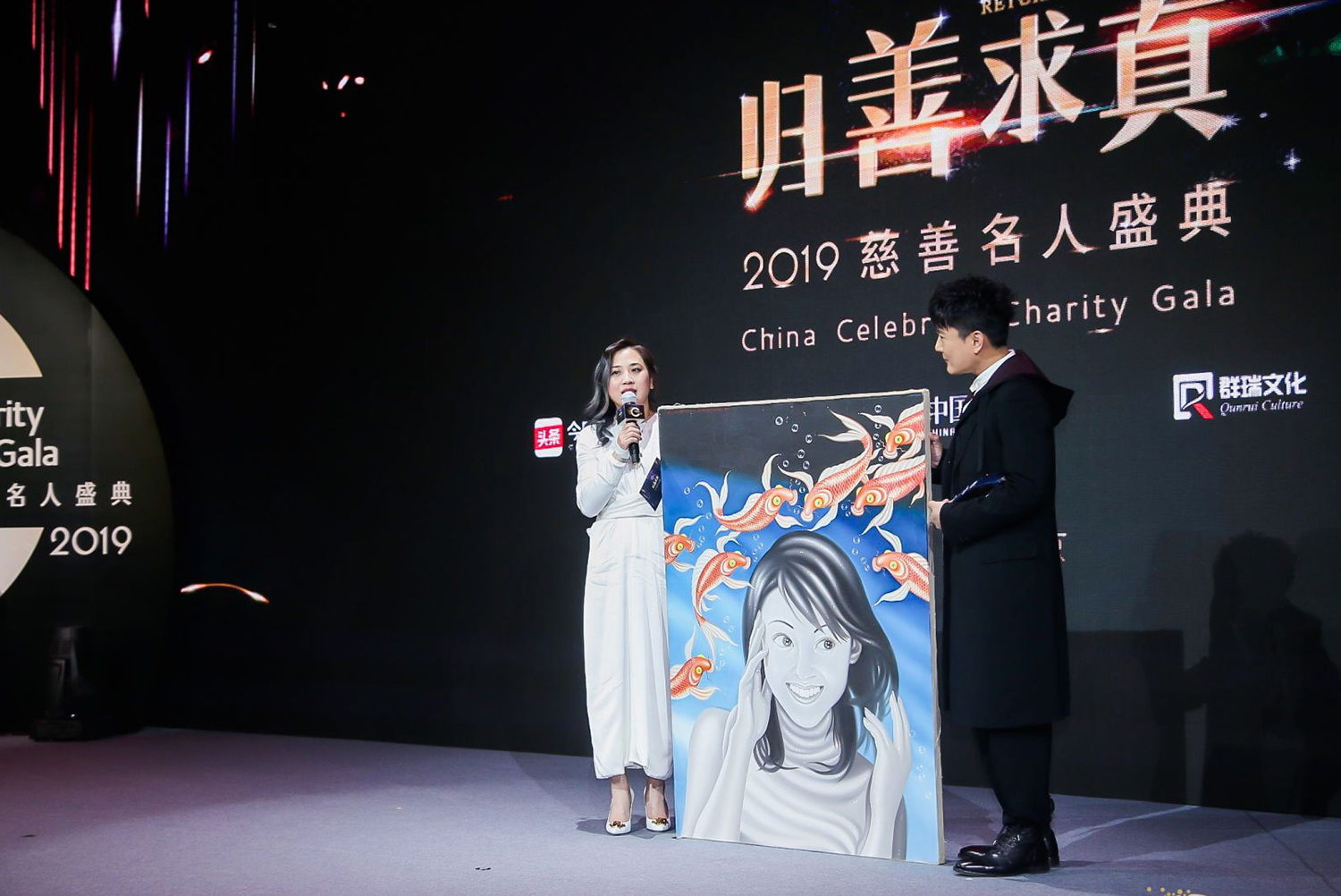 張信哲在典禮中獲贈油畫，讓熱愛藝術的他非常開心。（潮水音樂提供）