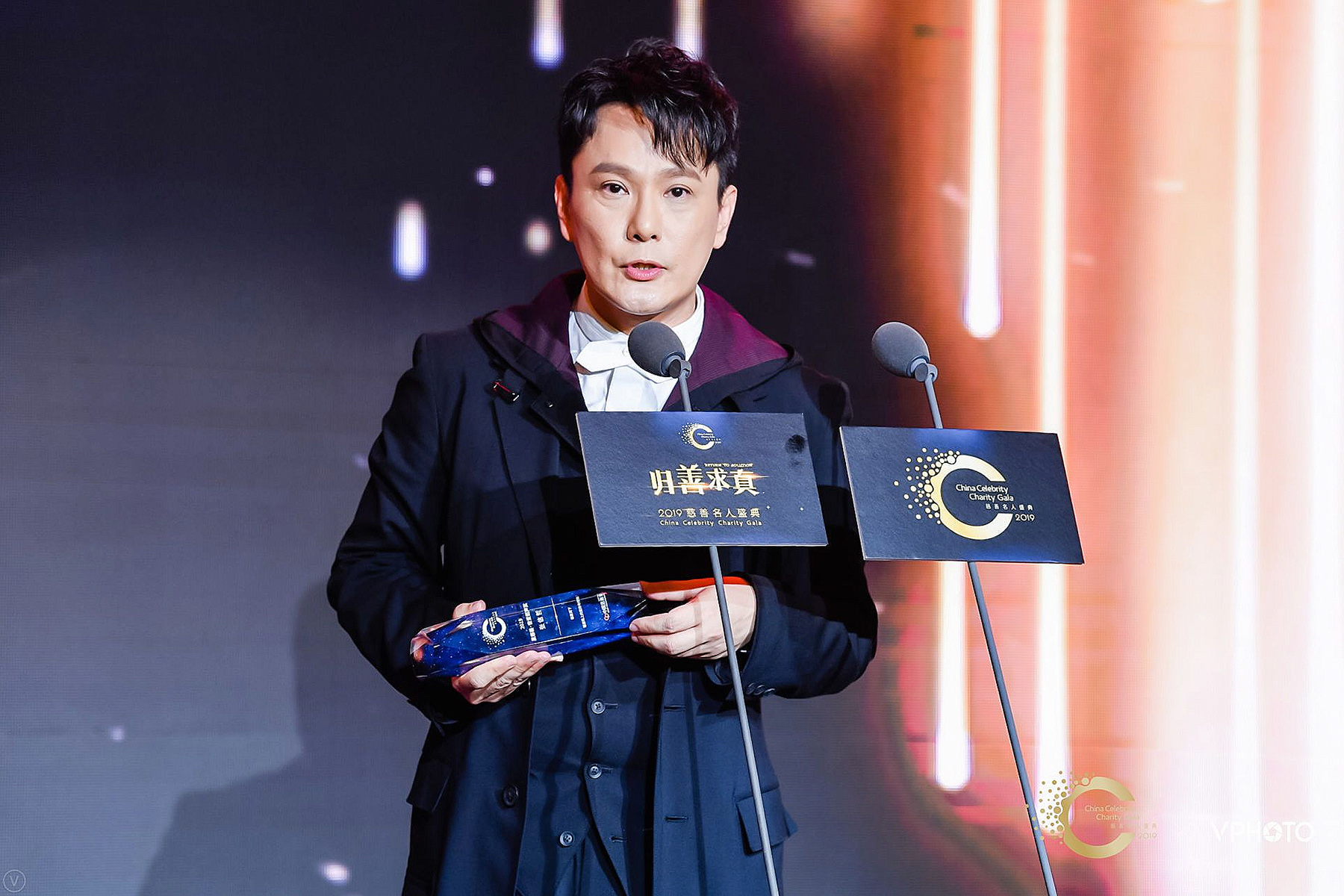 張信哲被封為慈善名人，前往北京領取「星慈善·音愛而生」獎殊榮。（潮水音樂提供）
