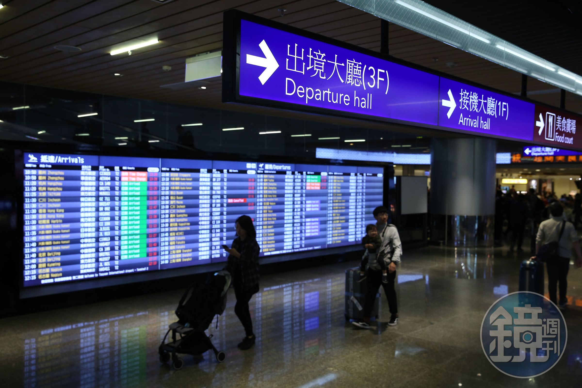 旅客攜帶外幣出境超過等值1萬美元者，應先向海關申報。