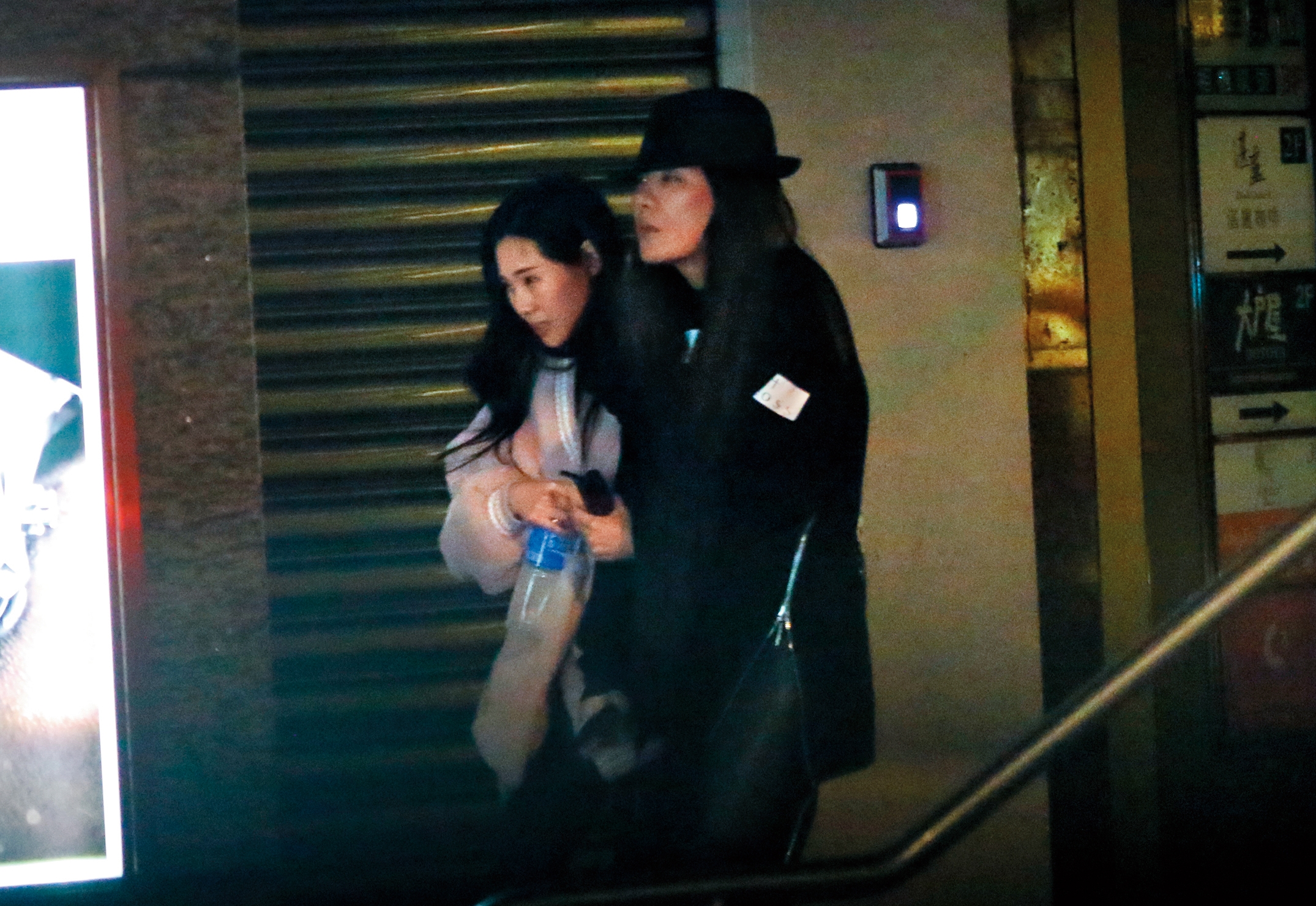 3月11日　02：44， 小禎（右）的下巴替她領路，側面看來頗具胡瓜風味，而且很像一抹遊魂。