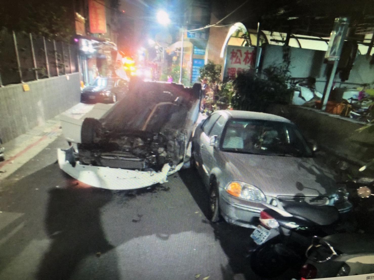 翻覆林森北路巷弄內的喜美改裝車。（警方提供）