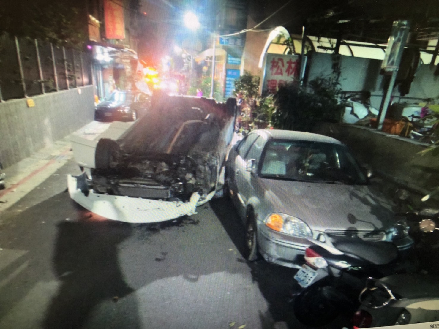 翻覆林森北路巷弄內的喜美改裝車。（警方提供）