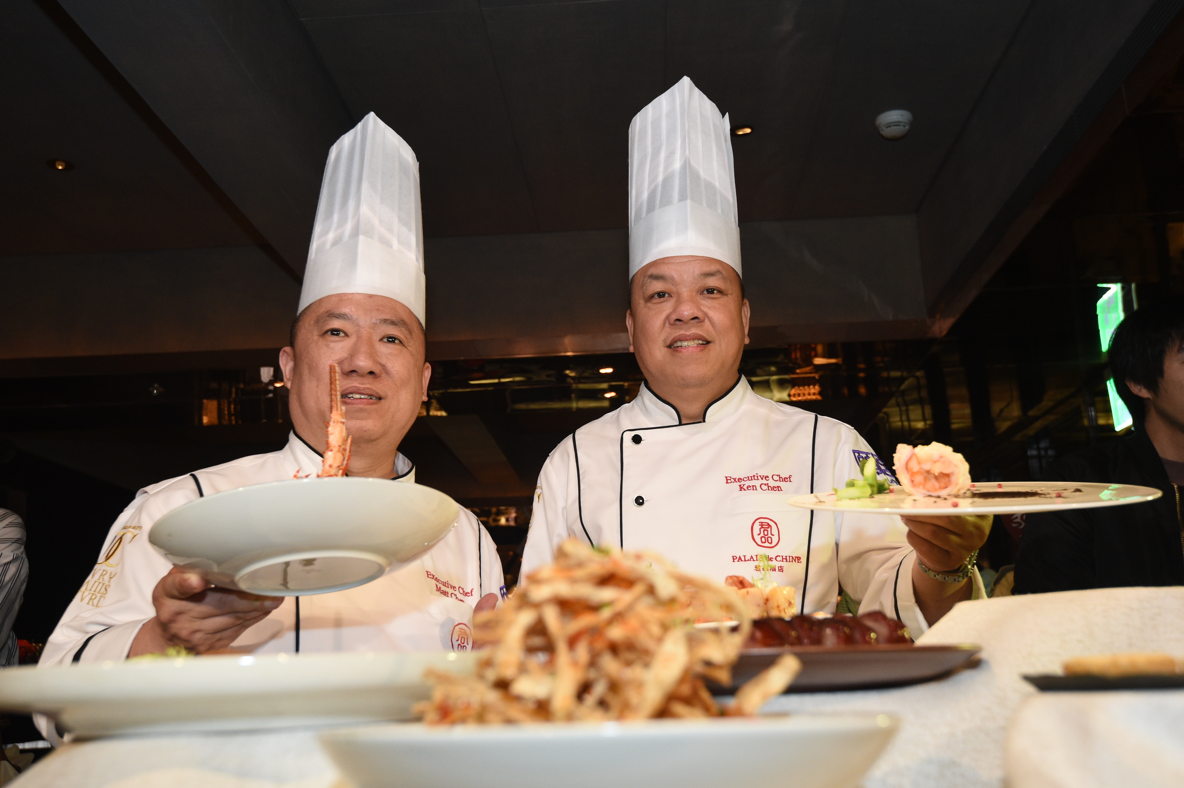 台灣目前唯一三星米其林餐廳「頤宮」，由頤宮行政主廚陳偉強（右）、陳泰榮（左）雙廚掌杓，齊力護星。