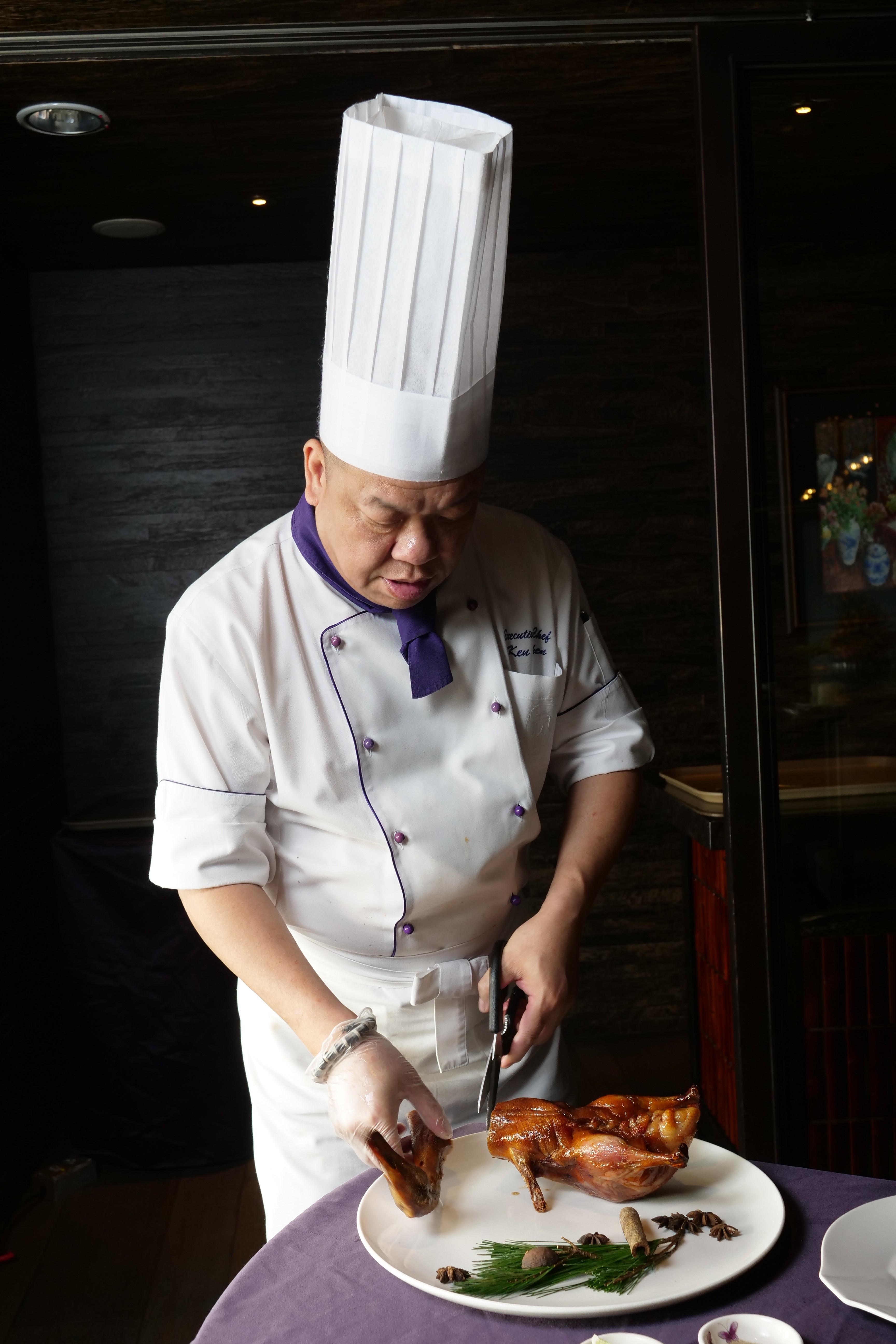 「先知鴨」不出動刀子片肉，而是在客人桌邊用剪刀把將鴨肉及鴨骨一同剪下，一口就能嘗到脆皮嫩肉。