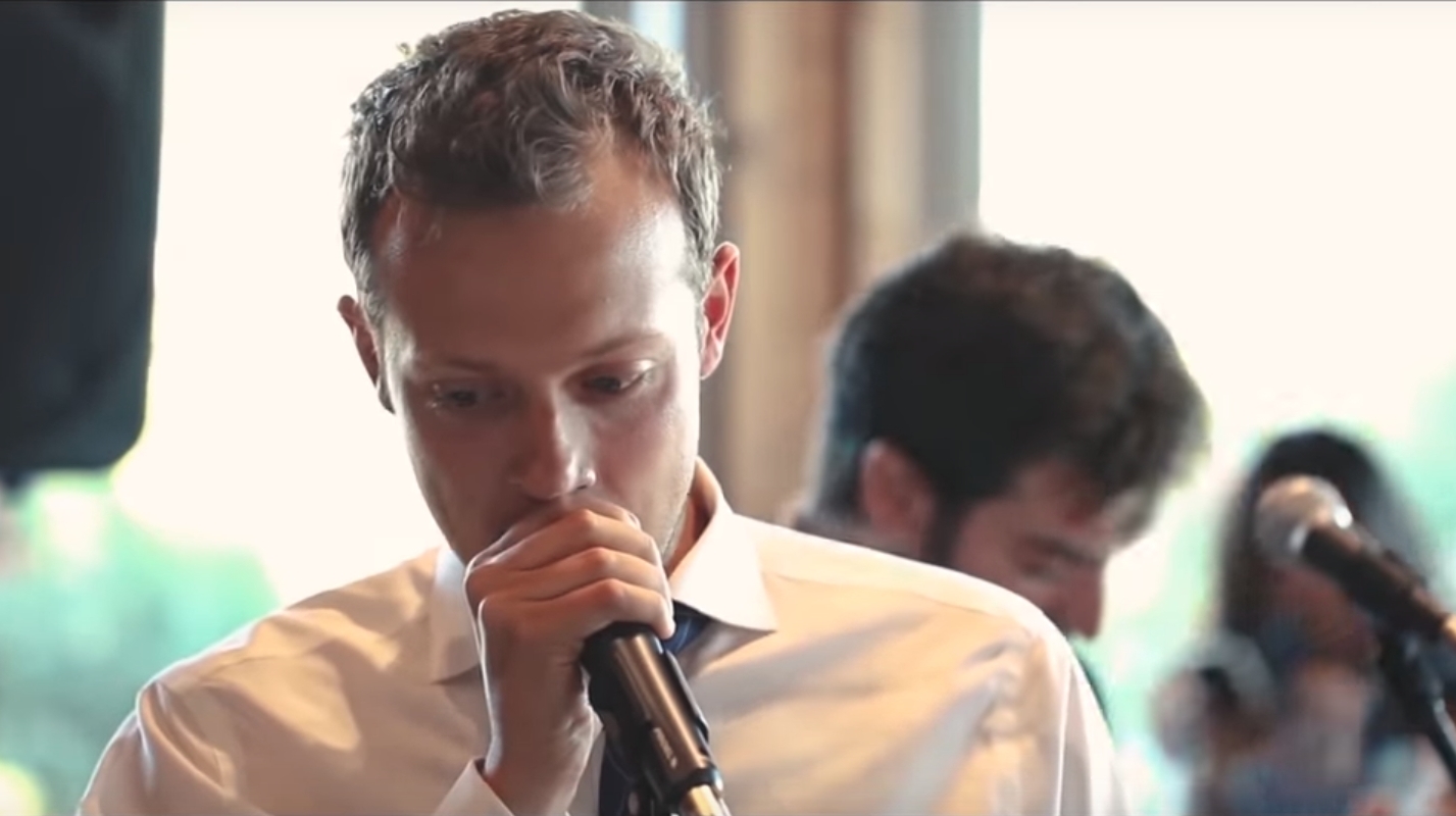 新郎獻唱太陽花學運神曲〈島嶼天光〉,新娘感動到眼淚奪眶而出。(翻攝自YouTube)