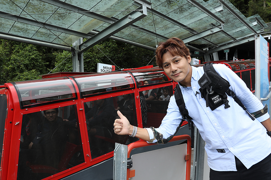 廖科溢與叢林礦車合影，他覺得很像在搭雲霄飛車。（亞洲旅遊台提供）