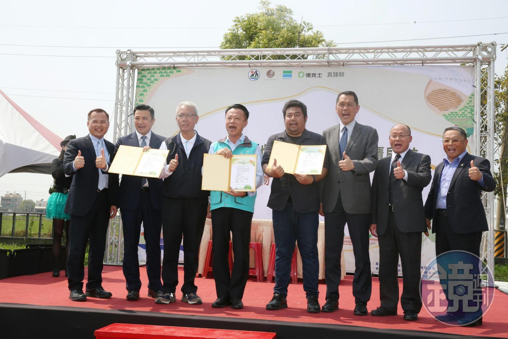 嘉義縣和金色大地、真臻鮮、德克士、中國大陸全家四大公司和通路合作，將契作200公頃的台農57號地瓜外銷出口，今（28日）上午舉行地瓜契作外銷起航簽約。