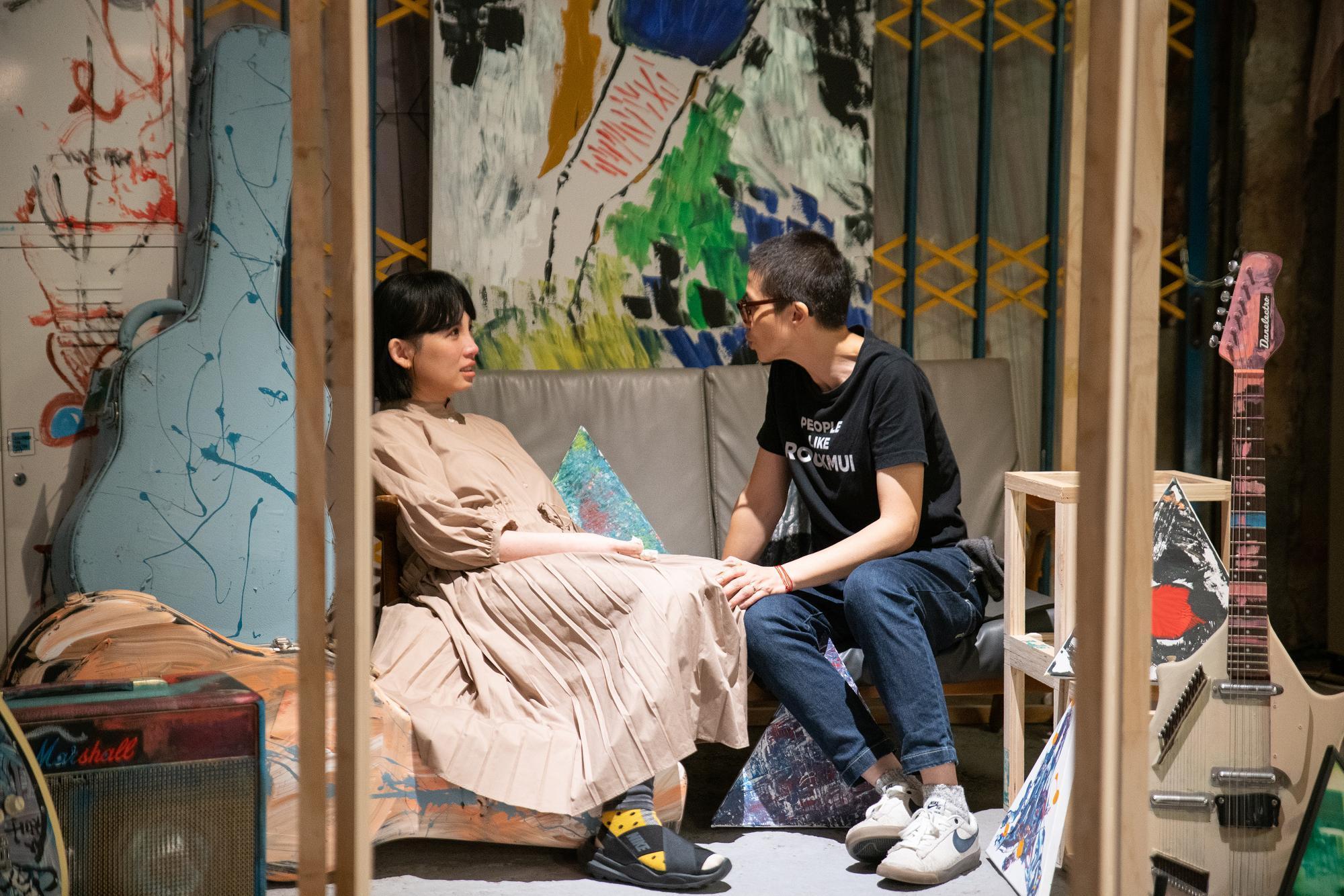 由余靜萍擔任策展人的《你的左手我的右手》展覽27日開展，盧凱彤好友魏如萱現身參觀。（余靜萍工作室提供）
