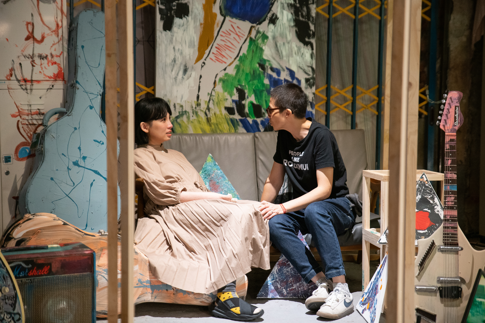 由余靜萍擔任策展人的《你的左手我的右手》展覽27日開展，盧凱彤好友魏如萱現身參觀。（余靜萍工作室提供）