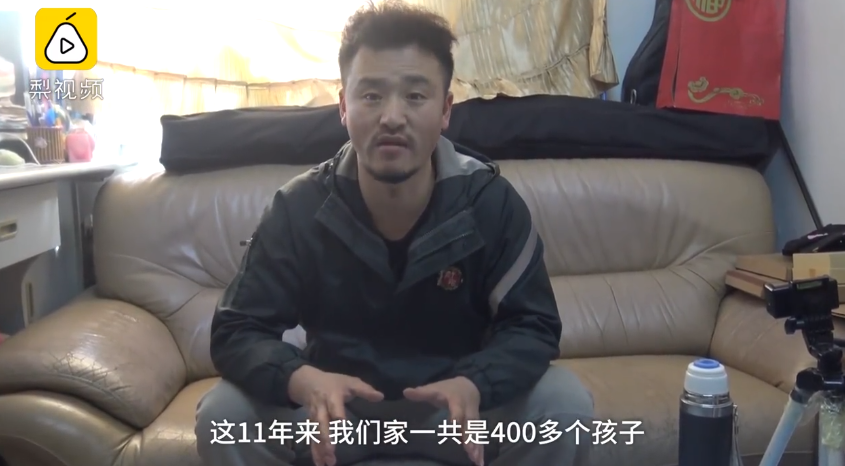 中國大陸有一名39歲男子11年來共收養了400多個孩子。（翻攝自梨視頻）