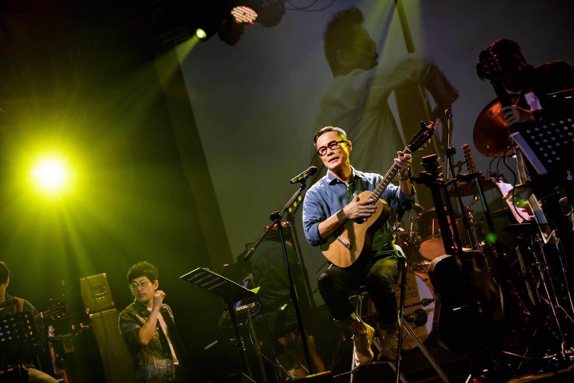 呼應「經典不插電」主題,羅大佑背著吉他上台演出。(Legacy提供)