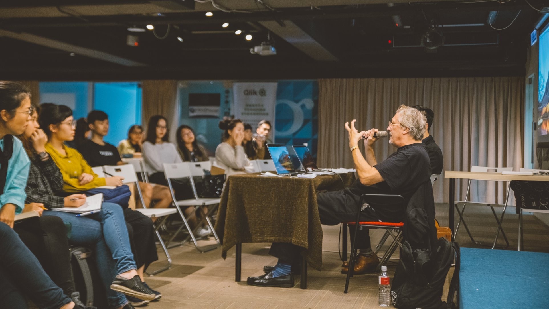 好萊塢資深分鏡插畫家戴夫勞瑞日前應邀來台舉行講座,分享工作經驗和心得。(台灣角色動畫論壇提供)