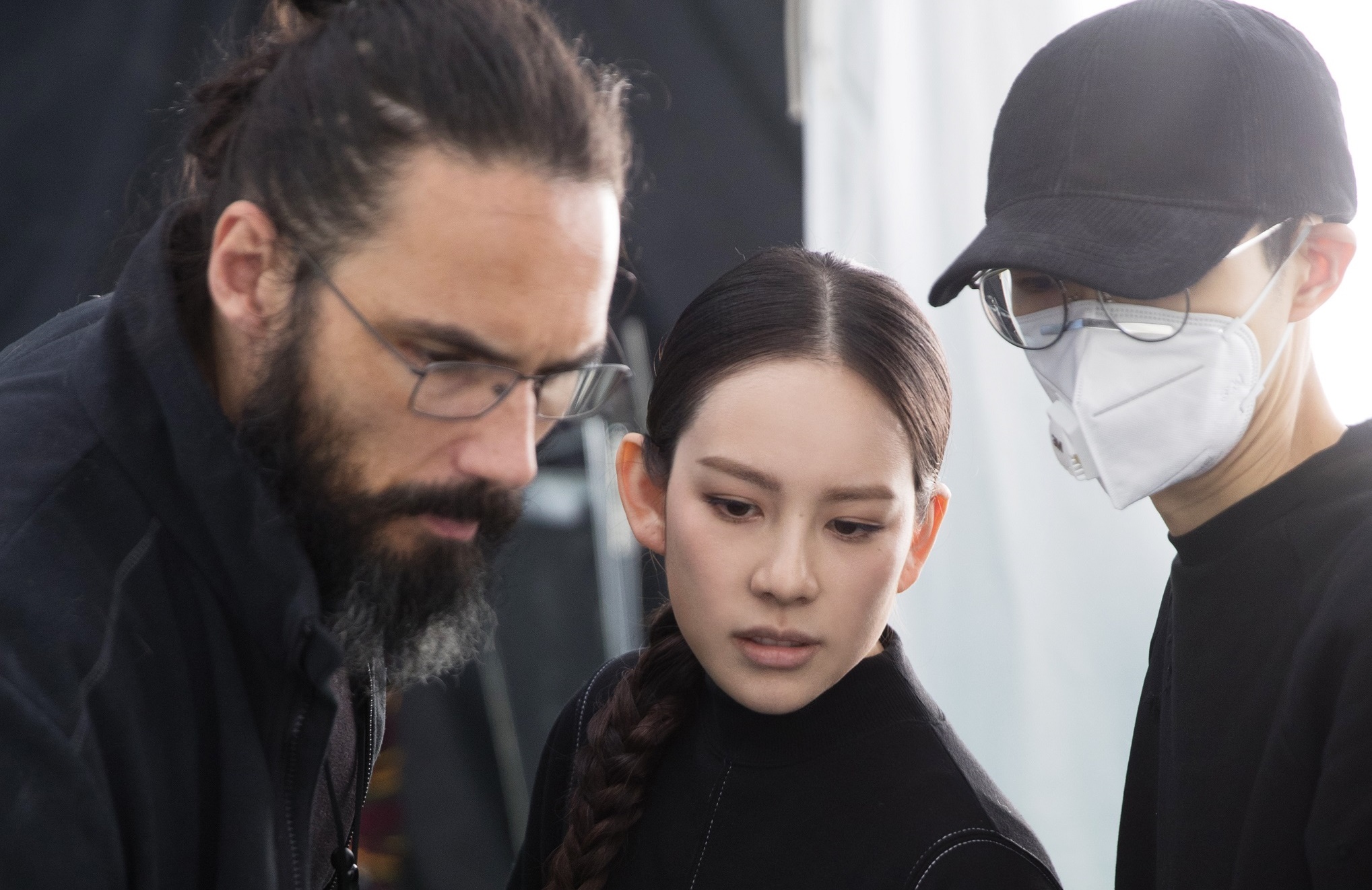 王詩安推出新歌、方大同(戴口罩者)擔任MV導演，在低溫的上海取景苦不堪言。（賦音樂提供）