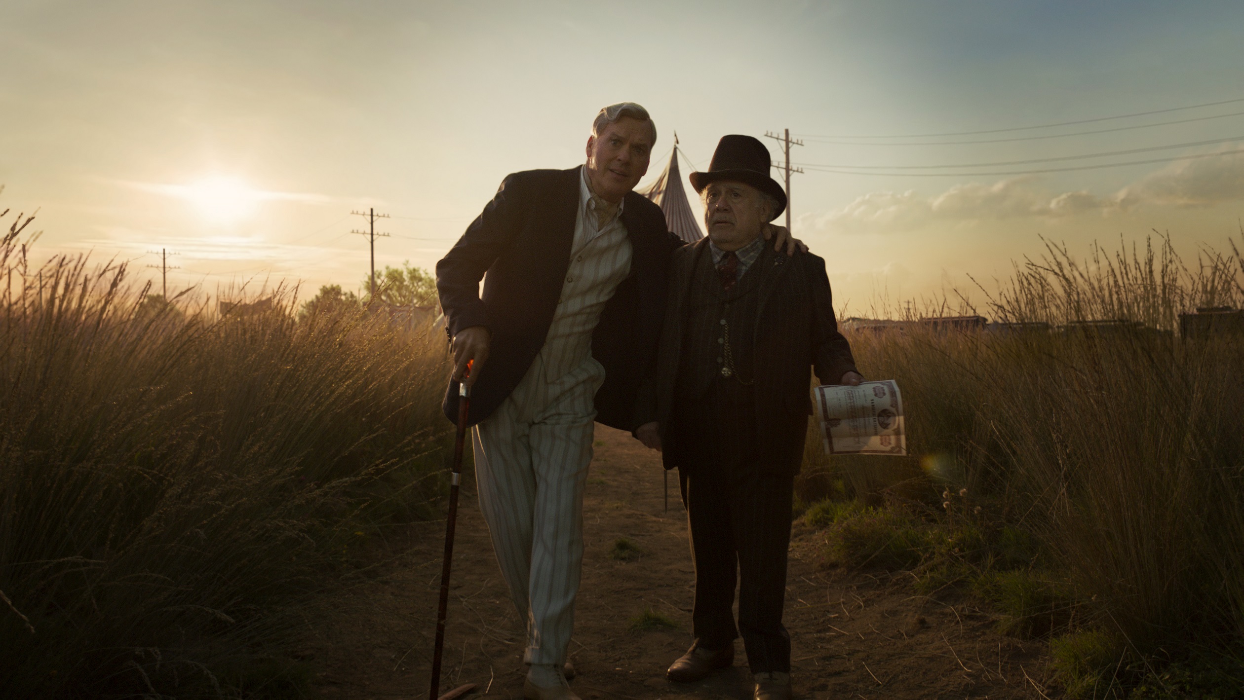 麥可基頓與丹尼狄維托曾在《蝙蝠俠大顯神威》分飾蝙蝠俠與反派企鵝人，如今在《小飛象》中角色正邪立場卻互換。（迪士尼提供）