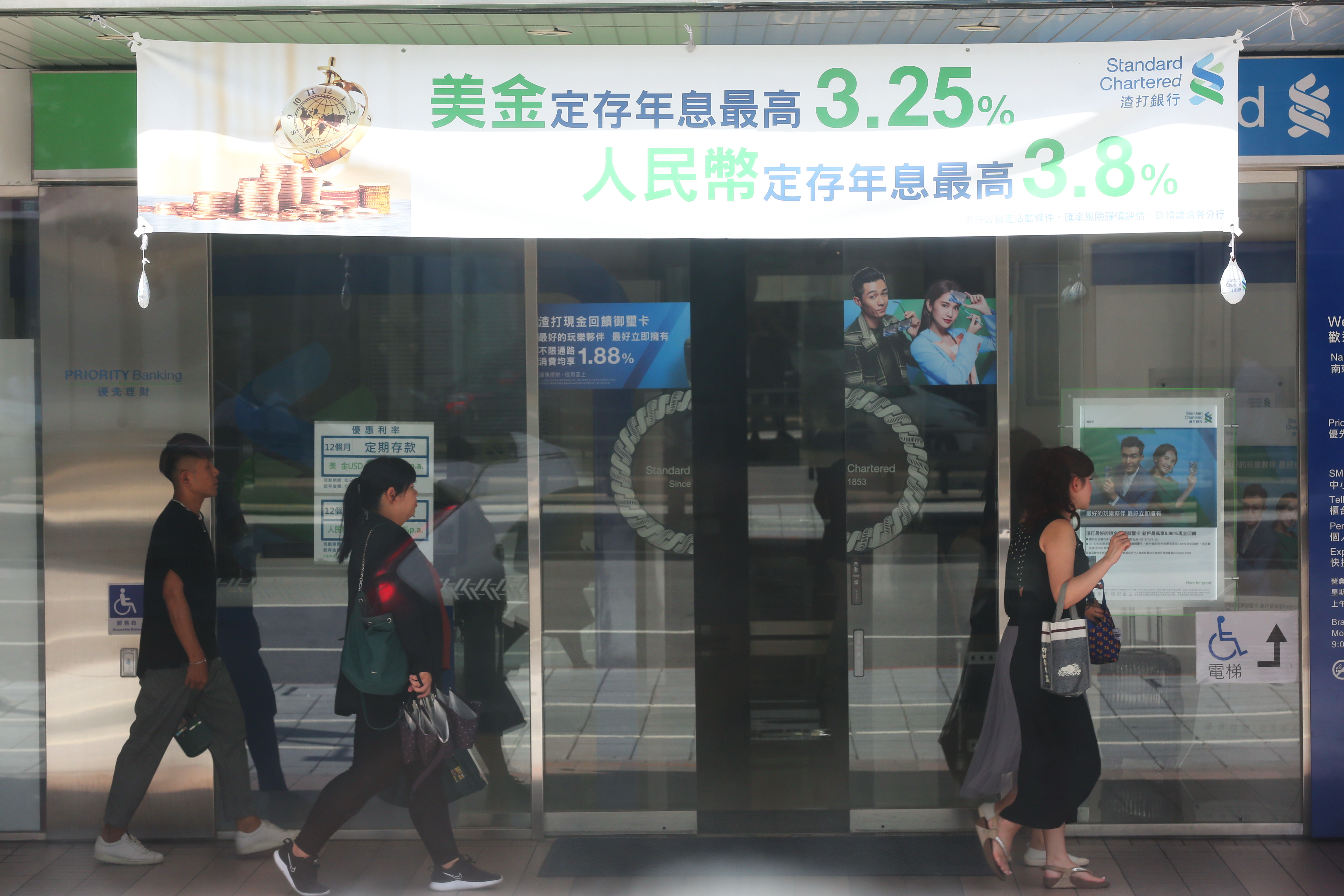 今年美元走勢仍強，美元保單是資產配置的熱門商品。