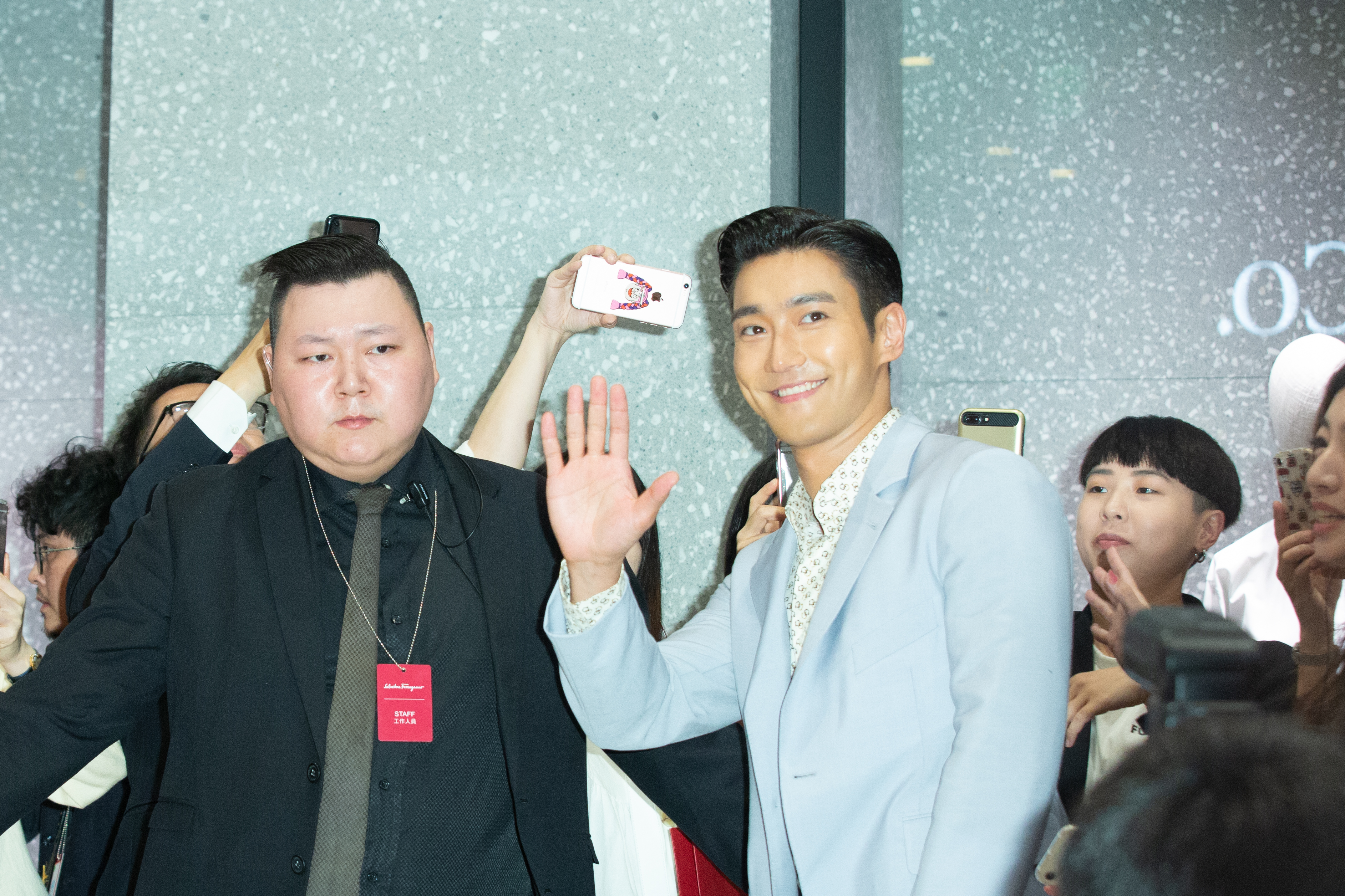 崔始源早早抵達現場，等待台上還未訪完的嘉賓，但他一出現就吸引狂粉尖叫，數度讓訪問中斷。