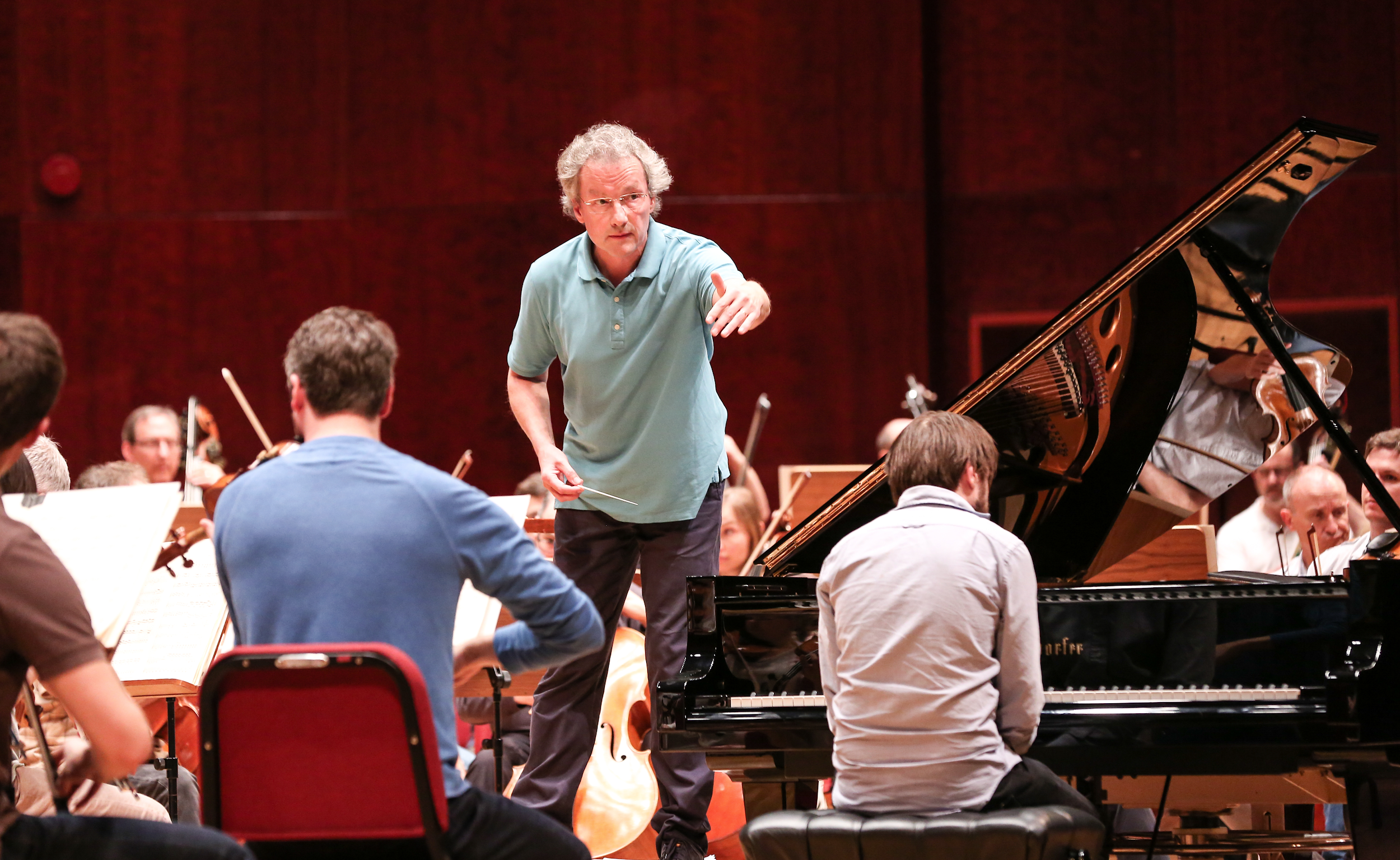 奧地利國寶指揮大師魏瑟-莫斯特（中間站立者）擔任克里夫蘭管弦樂團音樂總監長達17個樂季，默契十足。