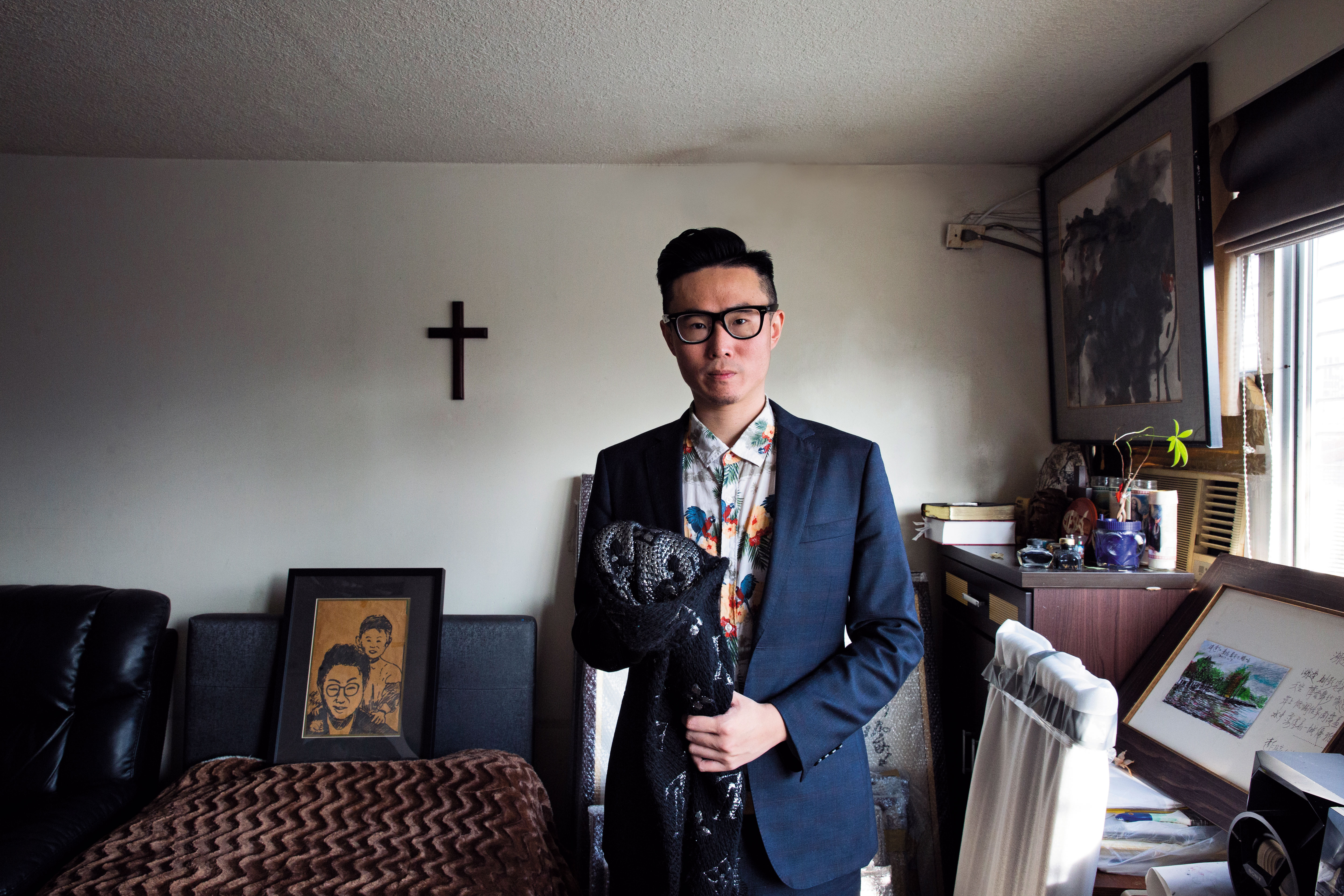 傅俊豪手中的圍巾,是他送給父親傅達仁的禮物,父親離世當天又回贈給他,如同傅達仁房間內描繪父子的畫,都是象徵親情的紀念物。