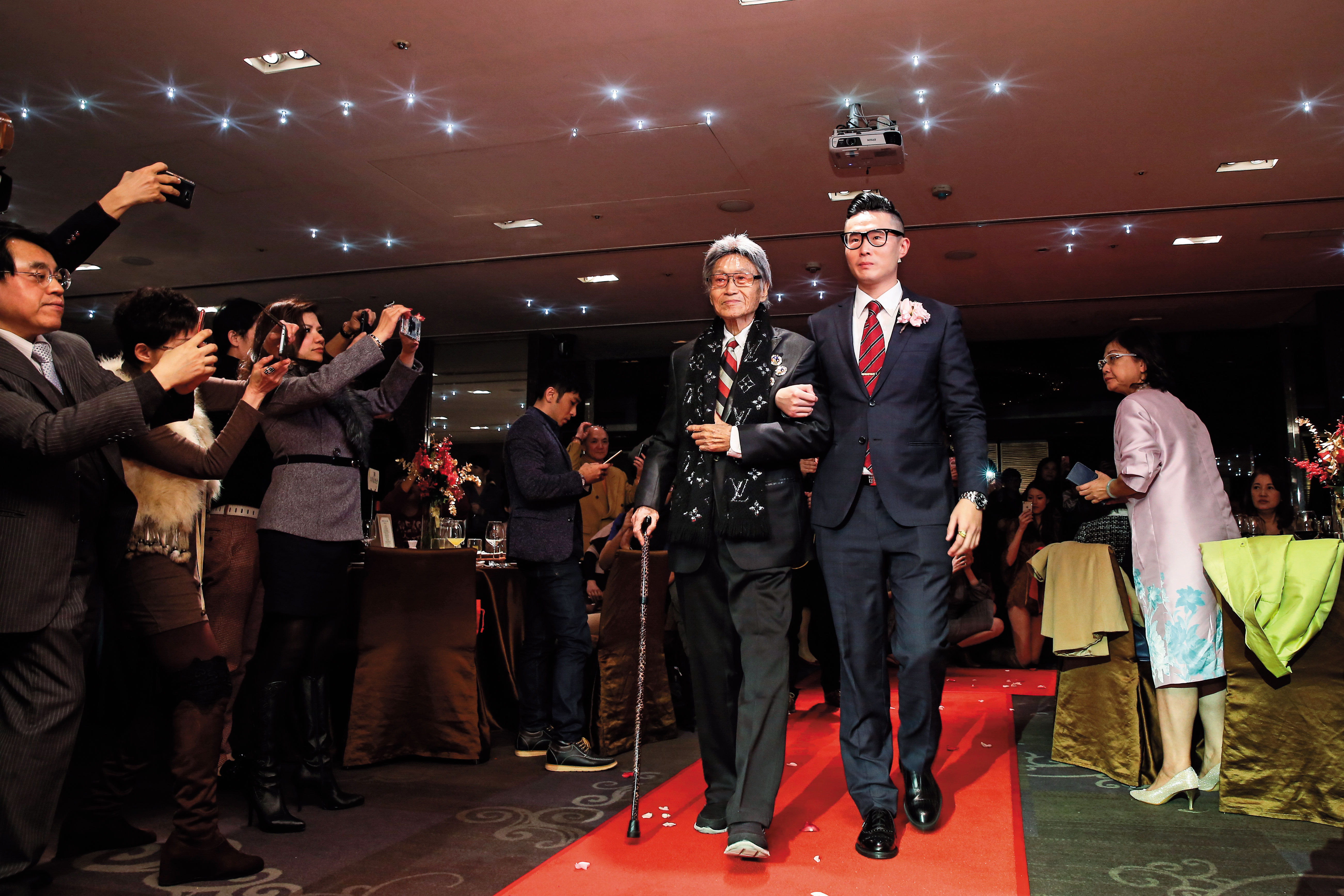 傅達仁（左）挺過一次生死交關後，傅俊豪（右）把握時光，結婚，讓父親當主婚人，親眼看到兒子成家立業。（李鍾泉攝）