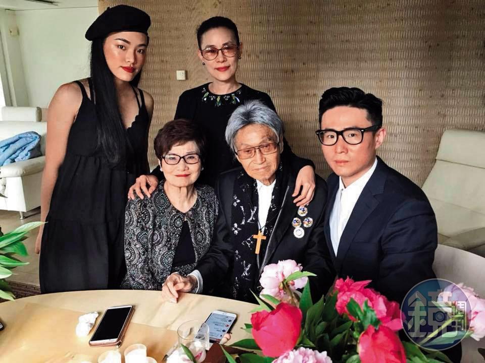 飲藥前，傅達仁（前中）與兒子傅俊豪（前右）、妻子鄭貽（前左）、兒子生母陳秋萍（後右）、媳婦（後左）合照，把握時間共處，約定歡笑面對。（傅俊豪提供）