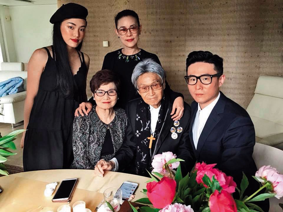 飲藥前,傅達仁(前中)與兒子傅俊豪(前右)、妻子鄭貽(前左)、兒子生母陳秋萍(後右)、媳婦(後左)合照,把握時間共處,約定歡笑面對。(傅俊豪提供)