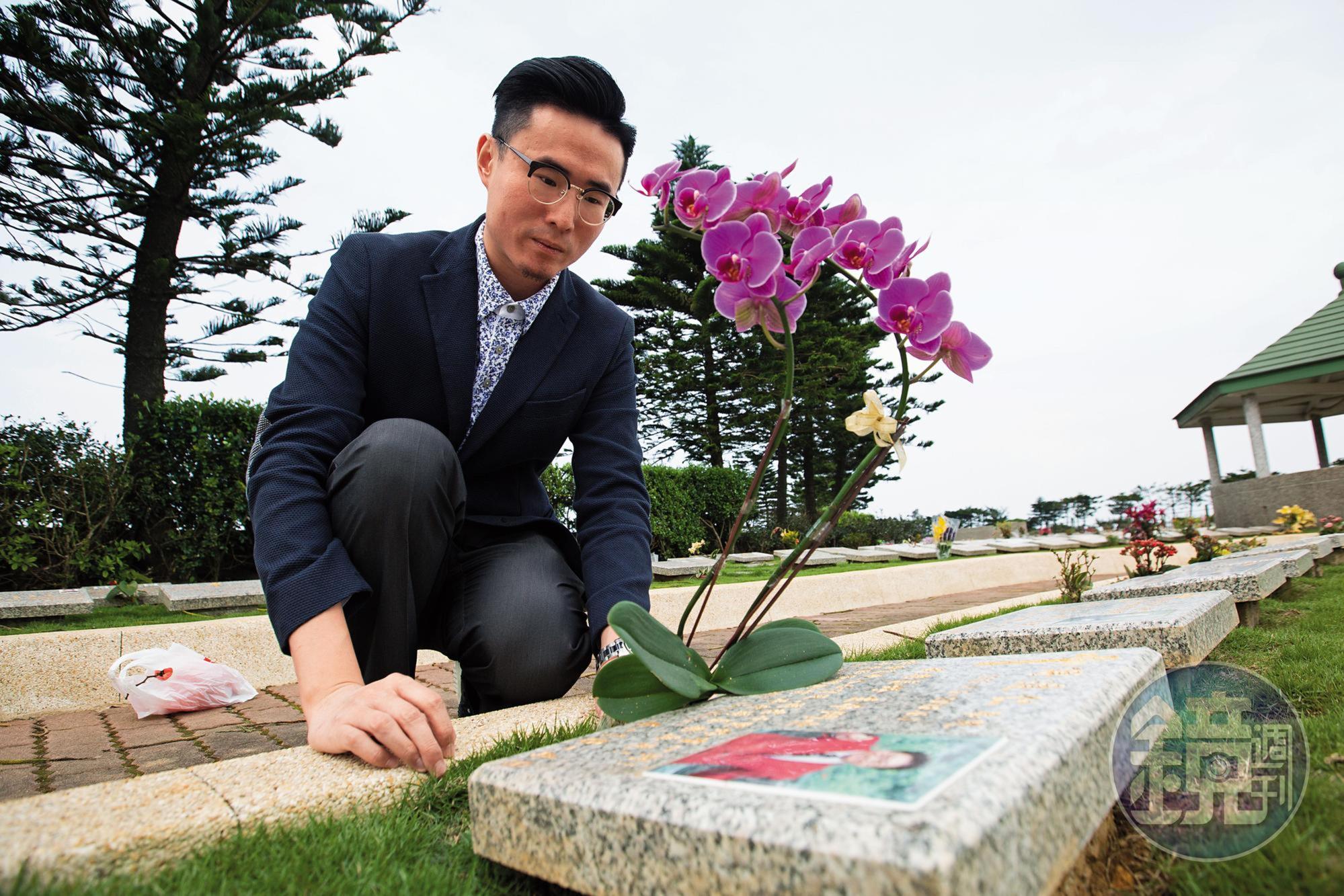 傅俊豪在墓碑前，懷想父親的一生輝煌，他也將繼承父親的遺志，推動安樂死合法化。
