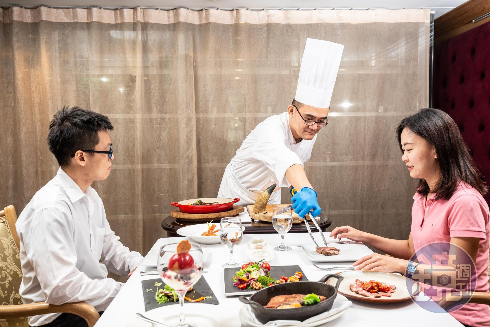 轉型成為牛排館的「安東廳」，派出主廚在客人桌邊服務。