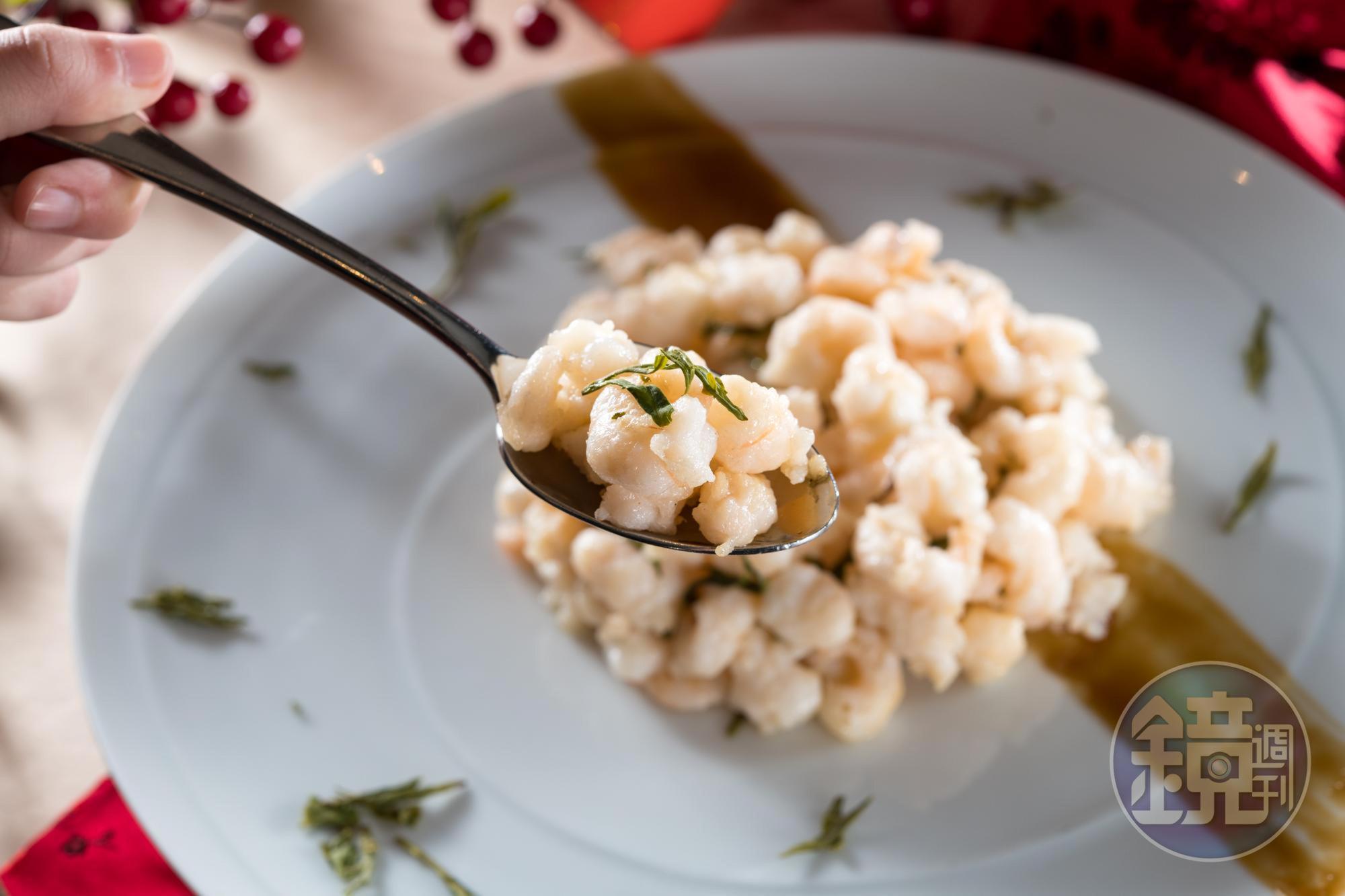 「杭州龍井白蝦仁」茶香飄渺，蝦肉彈脆。