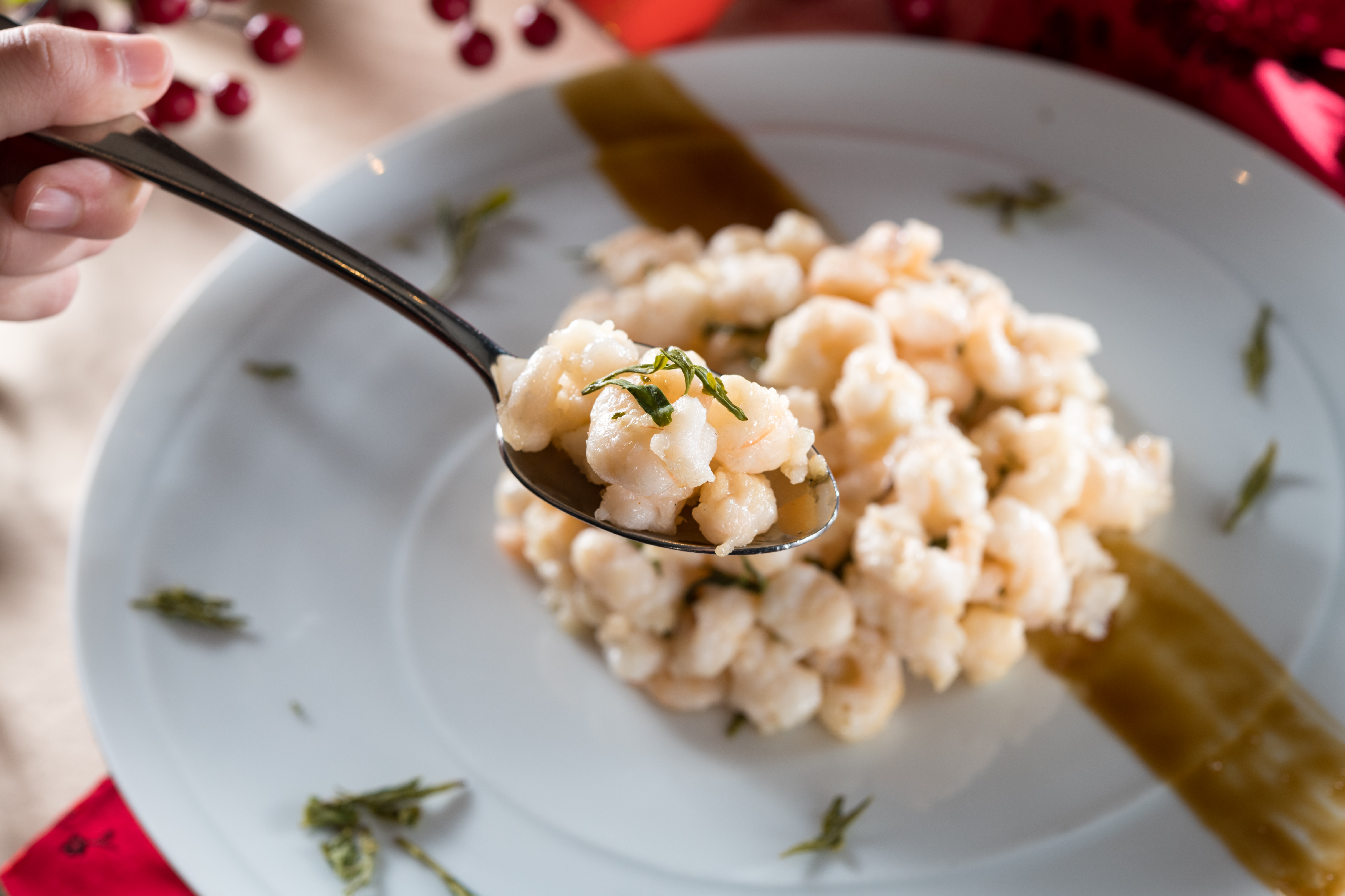 「杭州龍井白蝦仁」茶香飄渺，蝦肉彈脆。