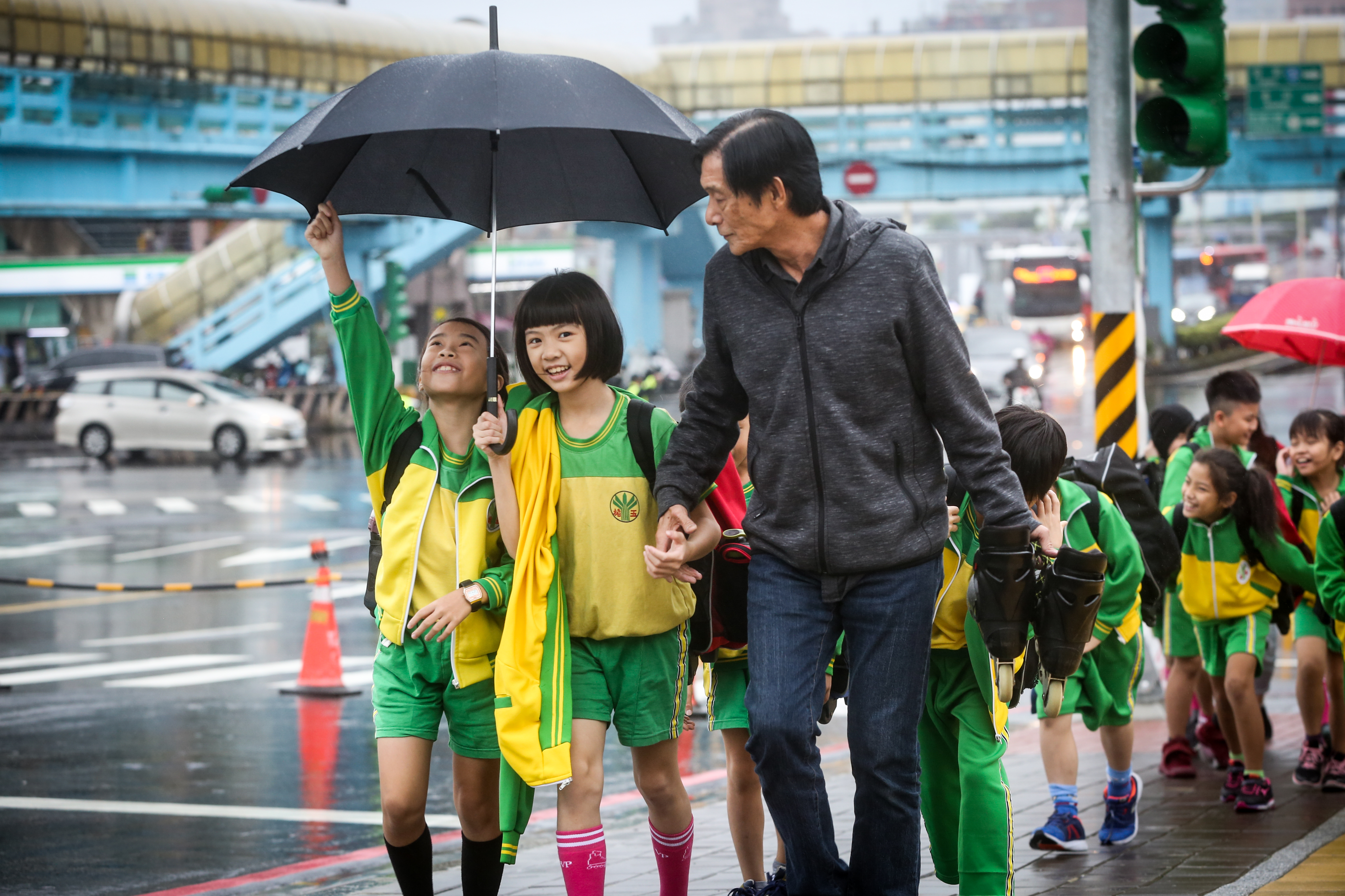 今（29日）鋒面通過及東北季風稍增強，中部以北及東北部地區將轉為短暫陣雨，民眾外出記得帶把傘。