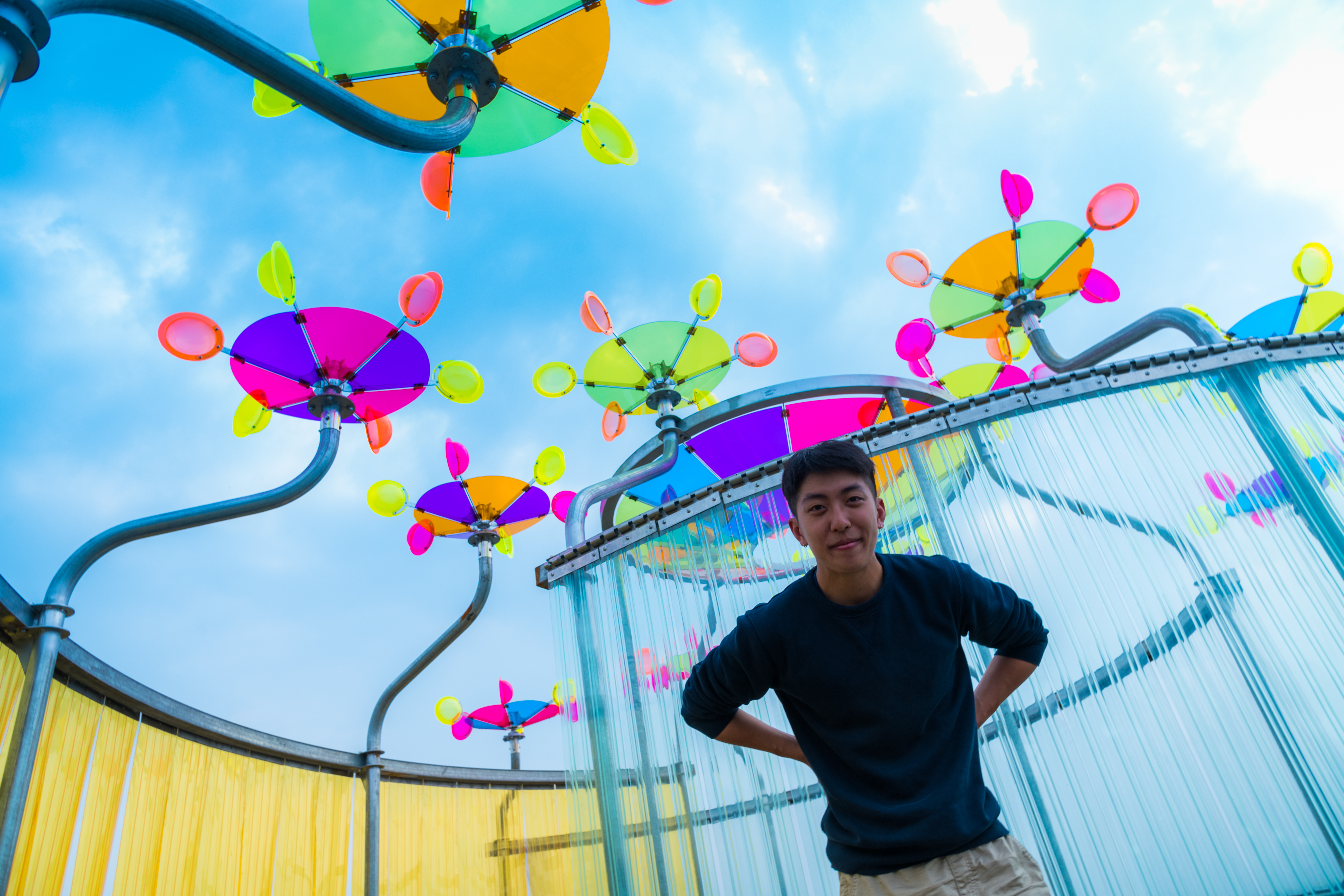 《海風Disco》設計者邱宇平，利用上方的彩色風片，當海風轉動、陽光穿透，即在沙地投射出五顏六色的光影。