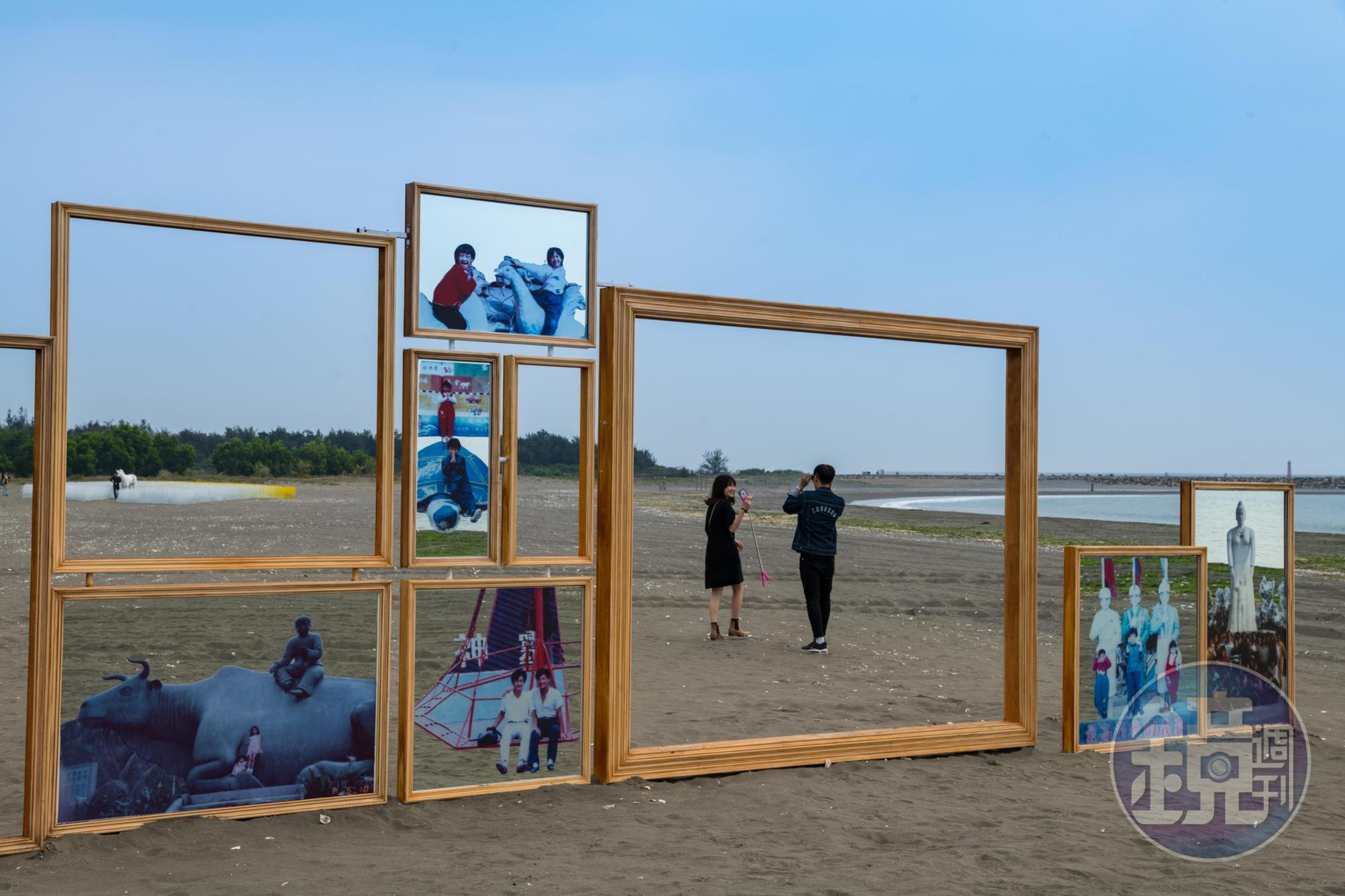 都市藝術工作室的《回憶成山》,利用鏡框將過去與現在的遊客一同合影。