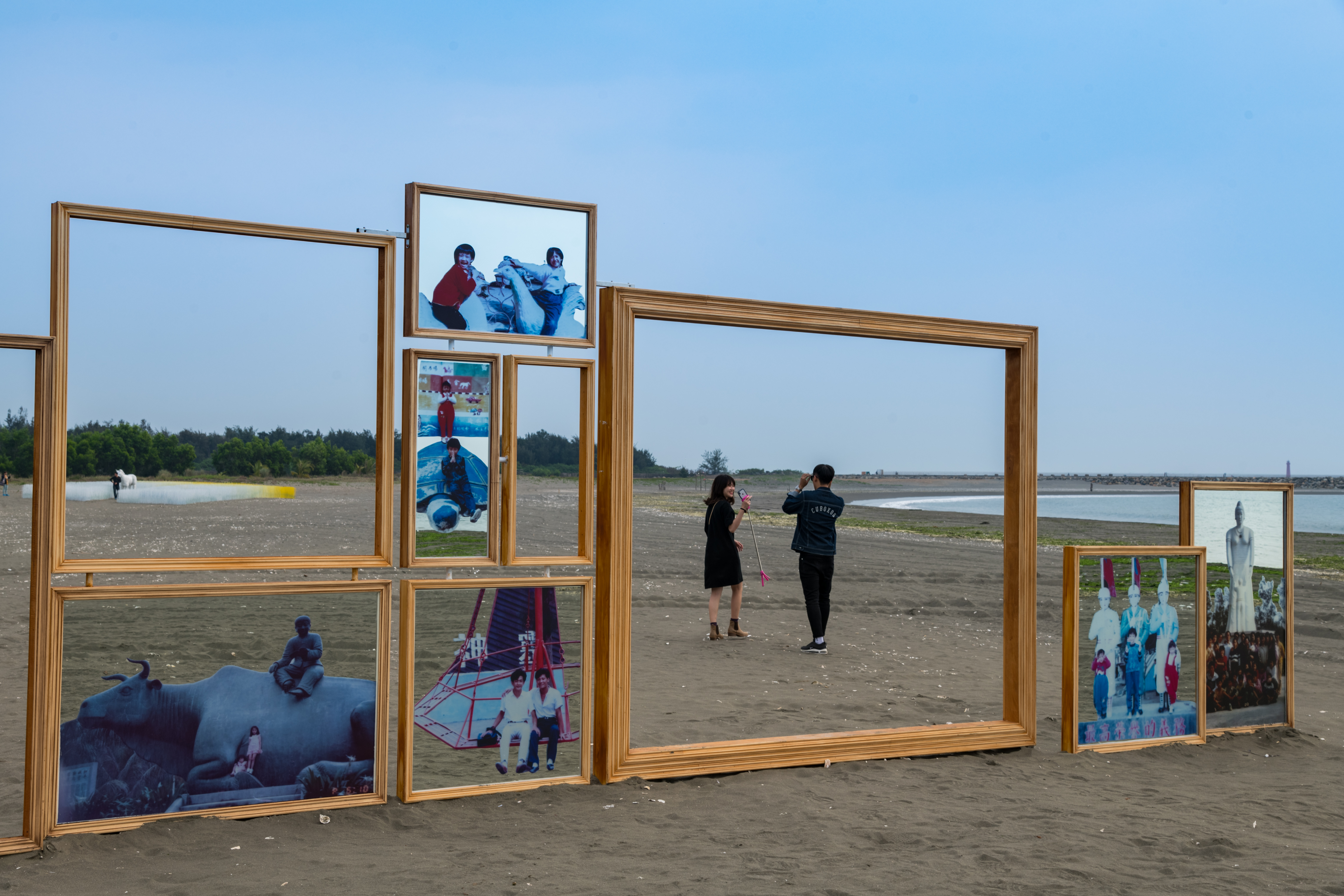 都市藝術工作室的《回憶成山》,利用鏡框將過去與現在的遊客一同合影。