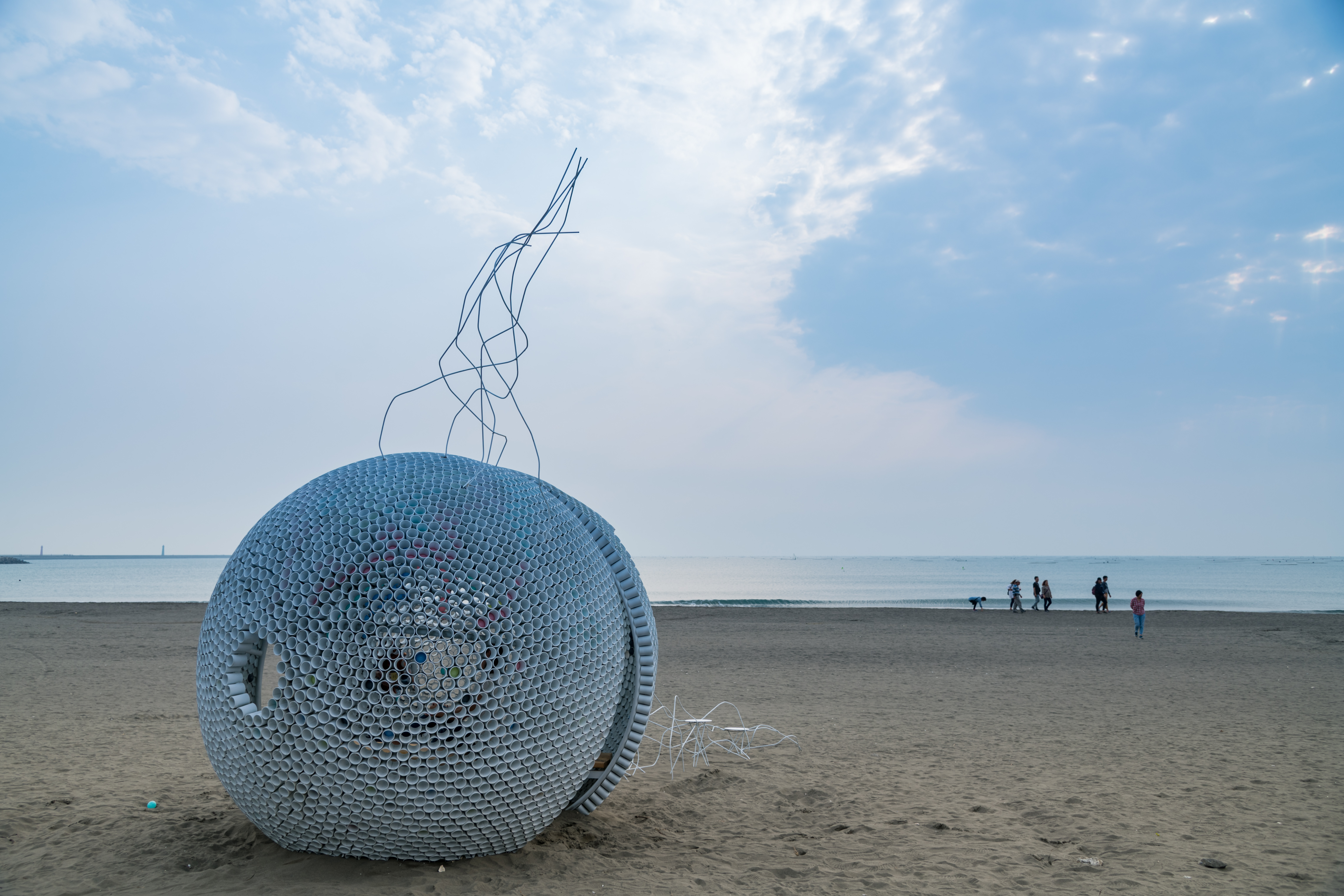 外觀如外太空種子掉落地面的《彩色泡泡》。